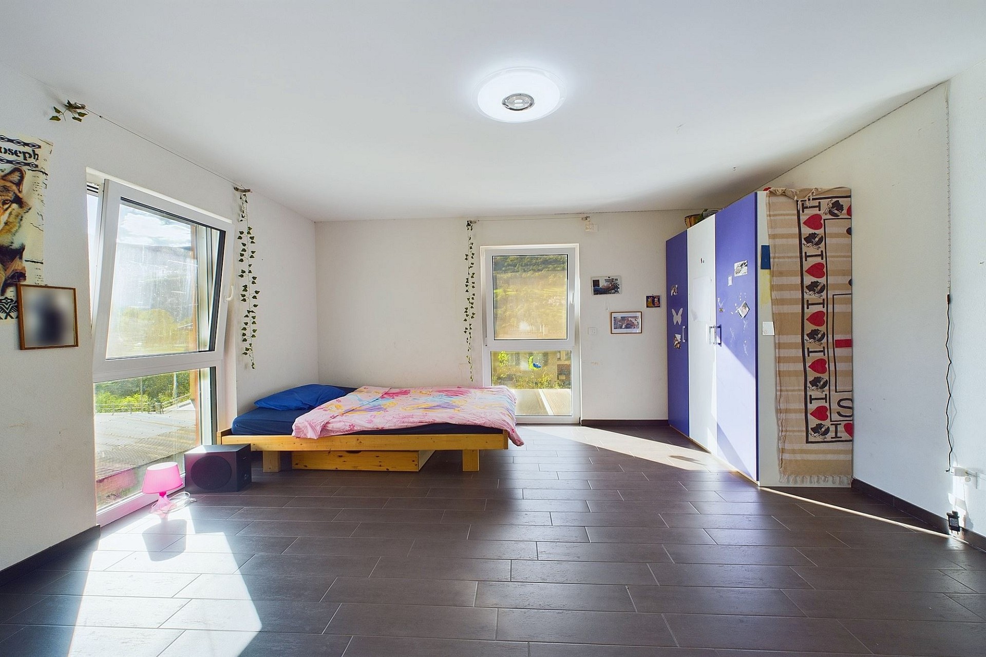 Helles Schlafzimmer mit Balkonzugang