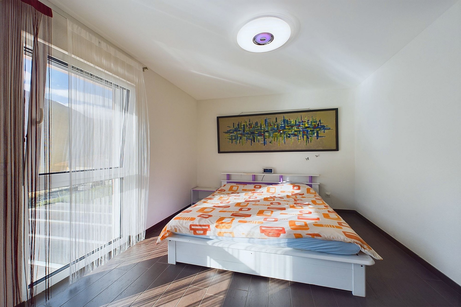 Helles Schlafzimmer mit Balkonfenster