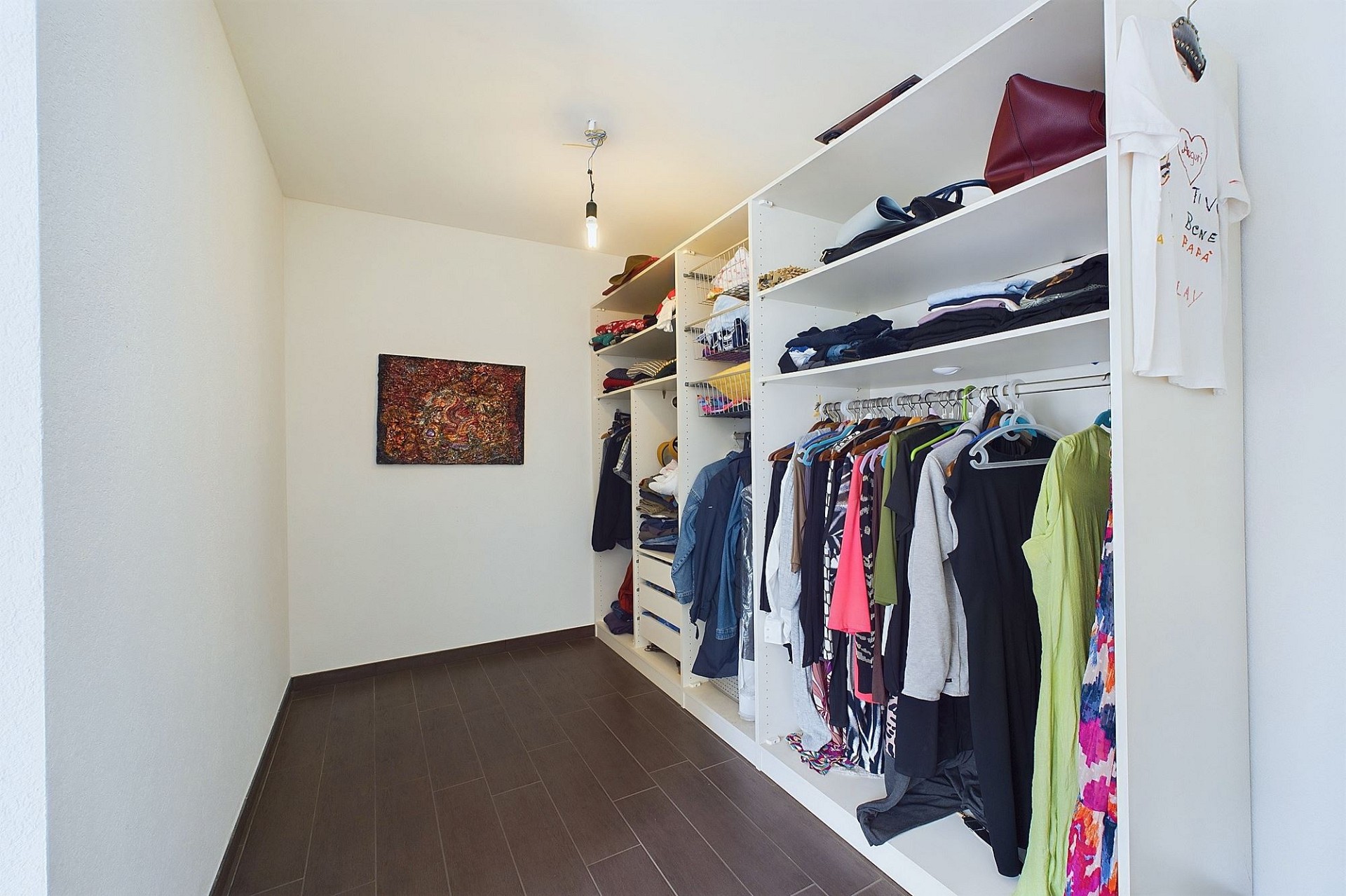 Begehbarer Kleiderschrank mit Regalen