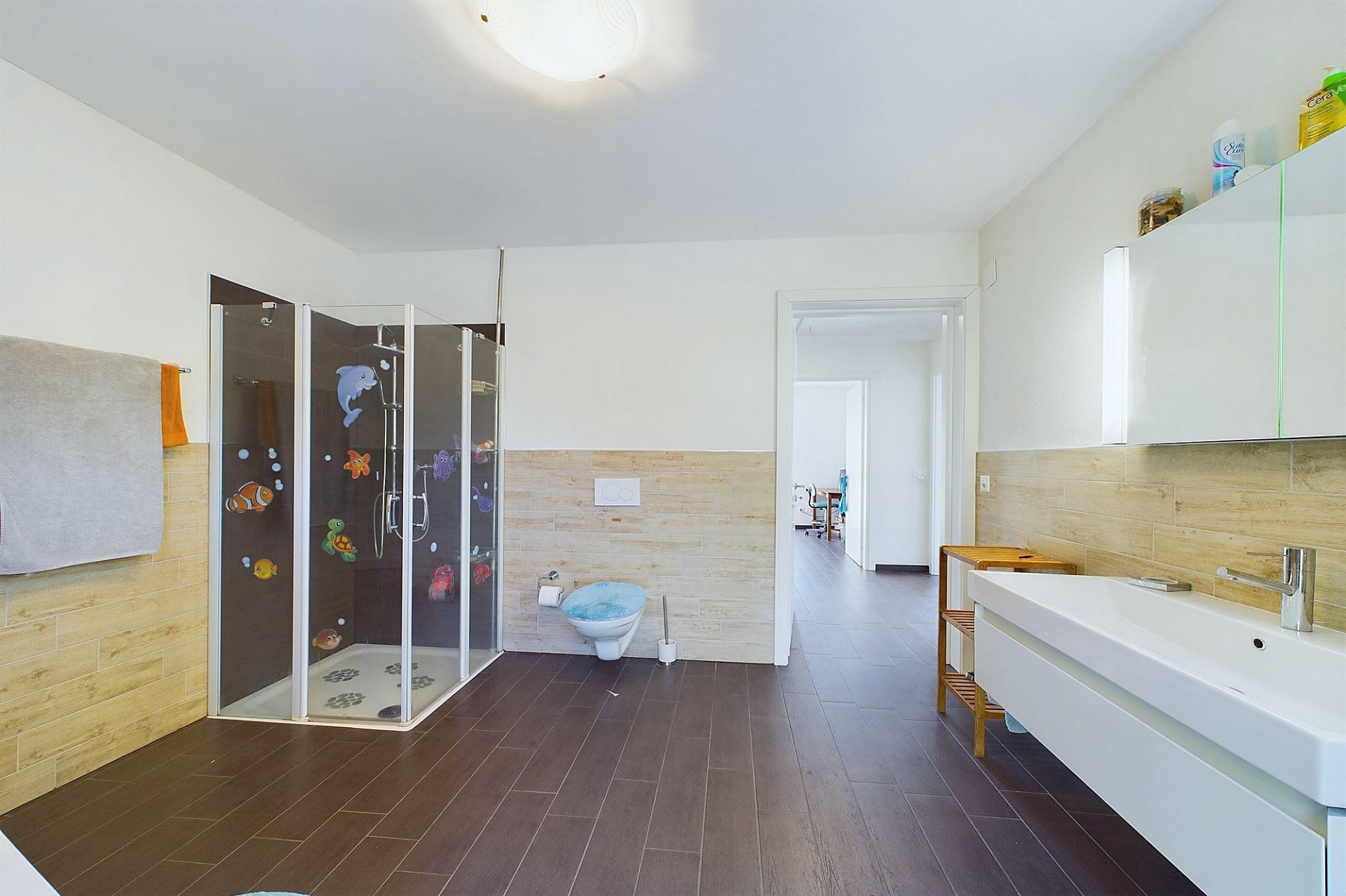 Modernes Badezimmer mit Dusche und Doppelwaschtisch