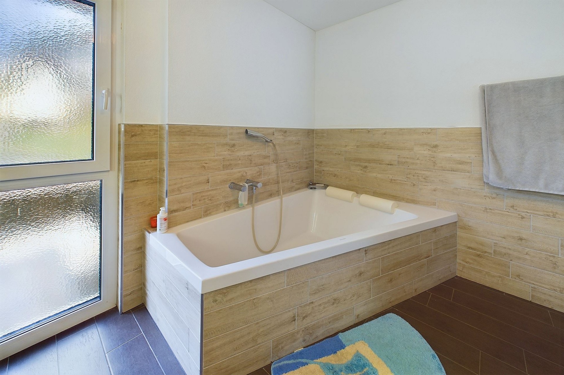 Modernes Badezimmer mit Badewanne