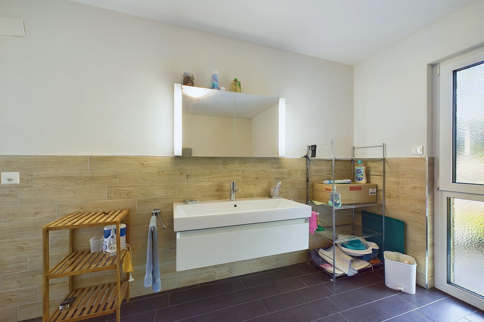 Modernes Badezimmer mit Waschtisch und Fenster