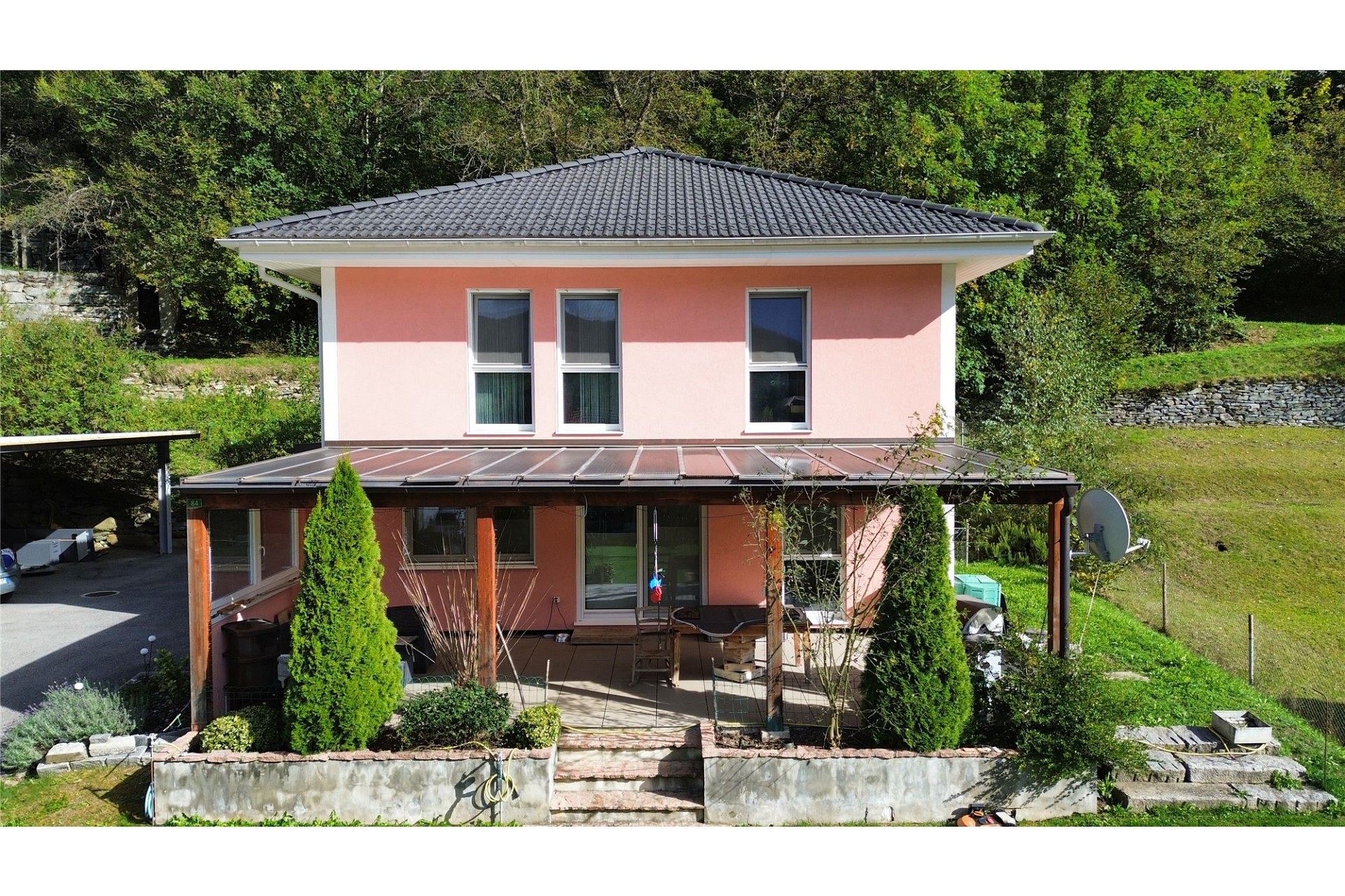 Außenansicht eines Hauses mit Terrasse