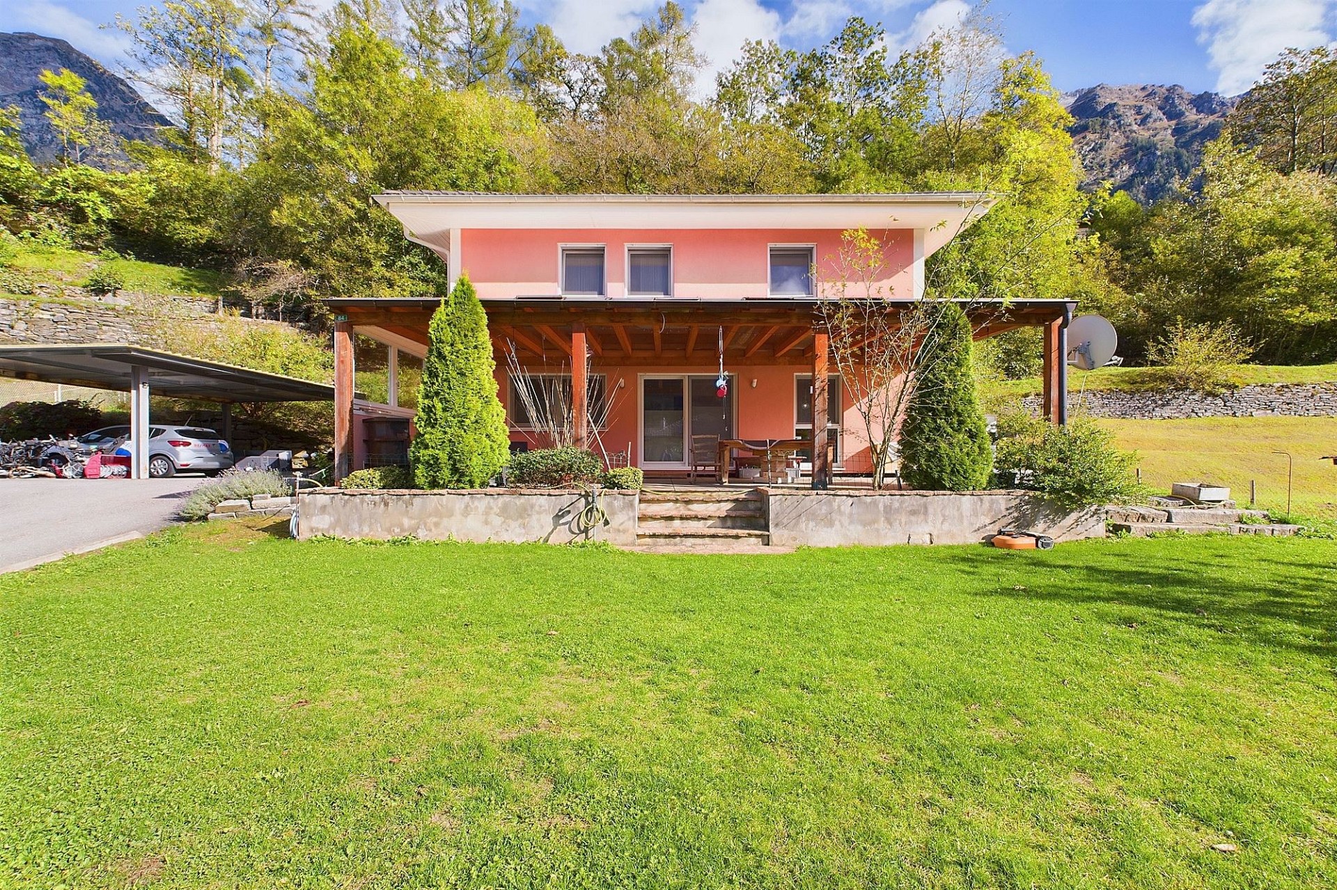 Außenansicht eines Hauses mit Garten