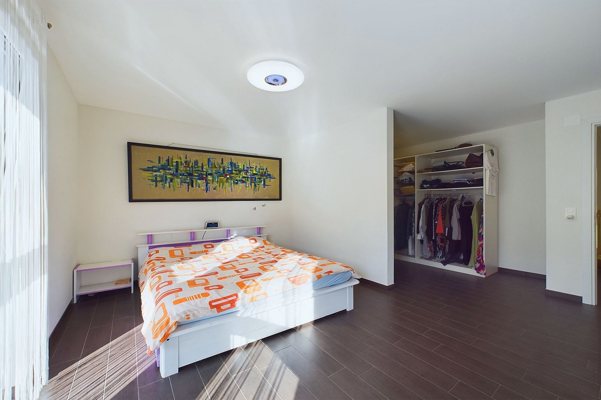 Helles Schlafzimmer mit Kleiderschrank