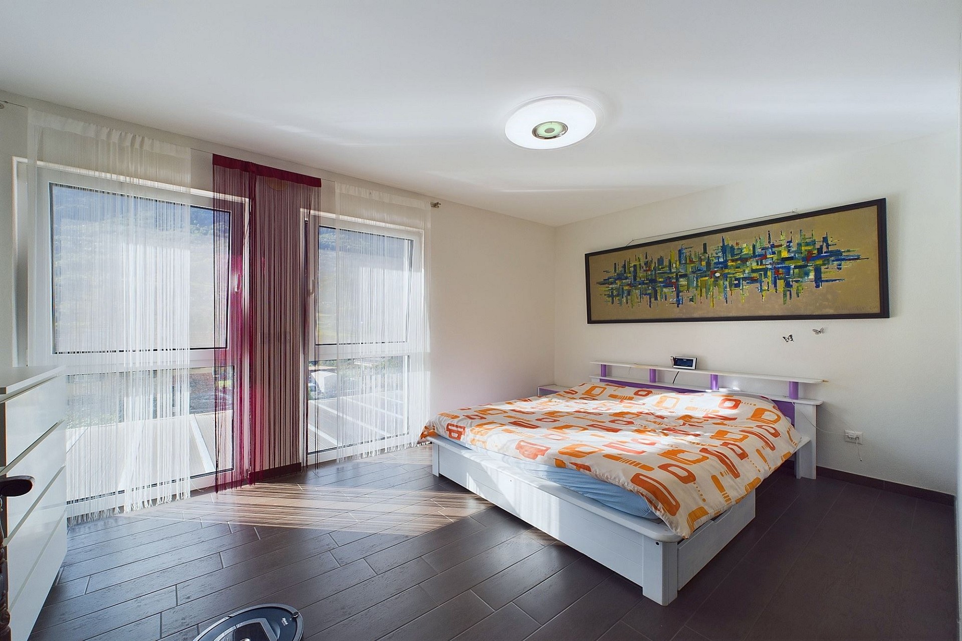 Helles Schlafzimmer mit Balkonzugang