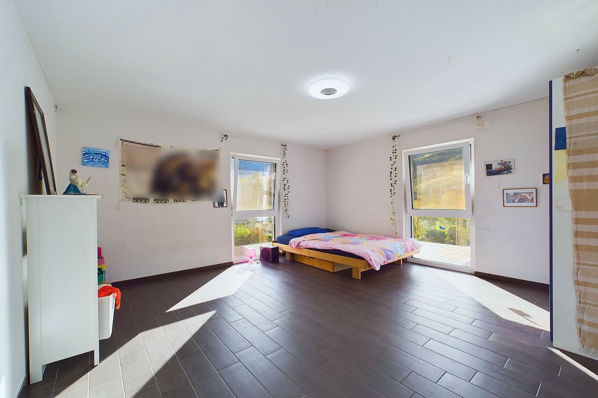 Helles Schlafzimmer mit großen Fenstern
