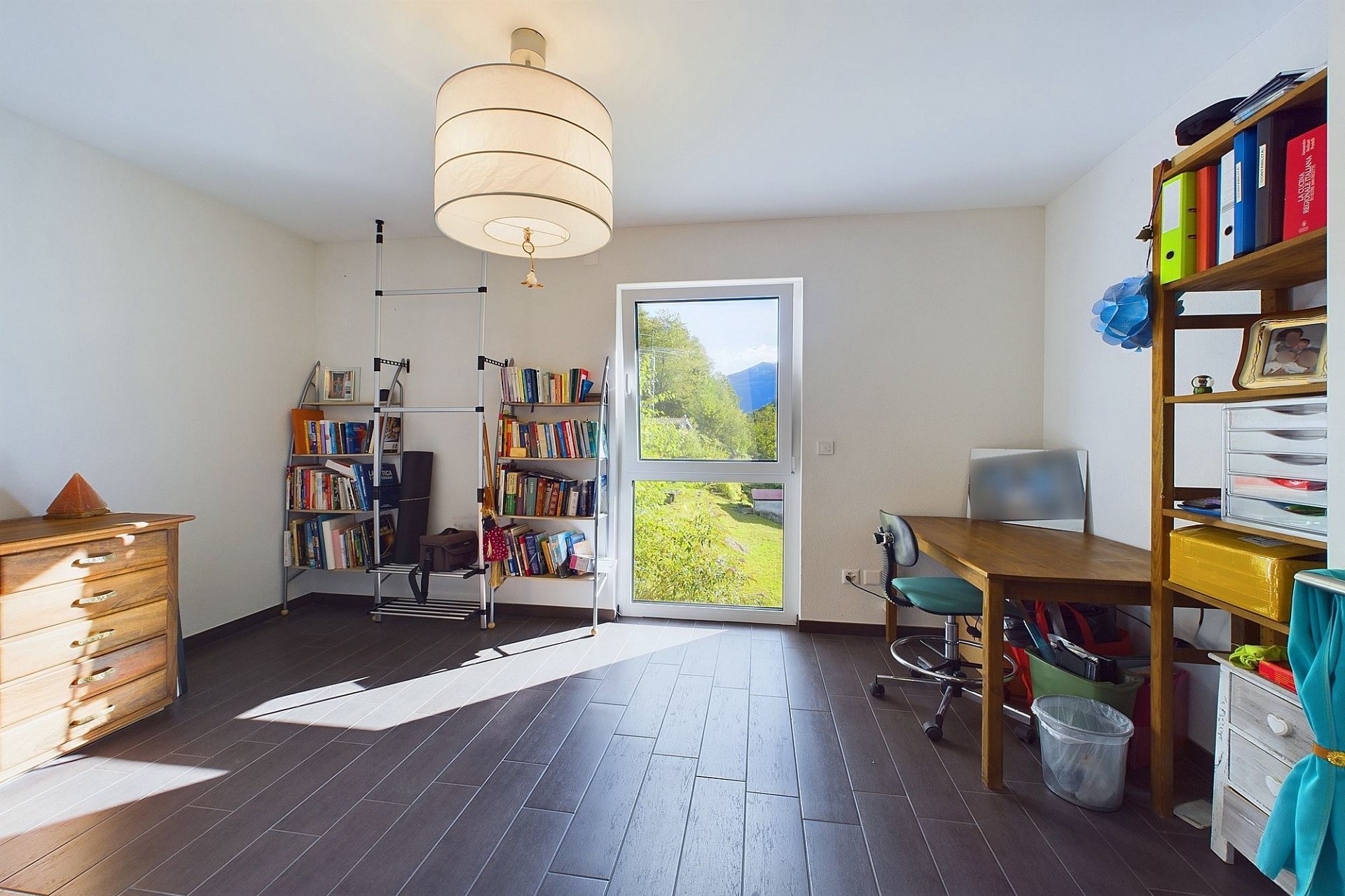Helles Arbeitszimmer mit Blick ins Grüne