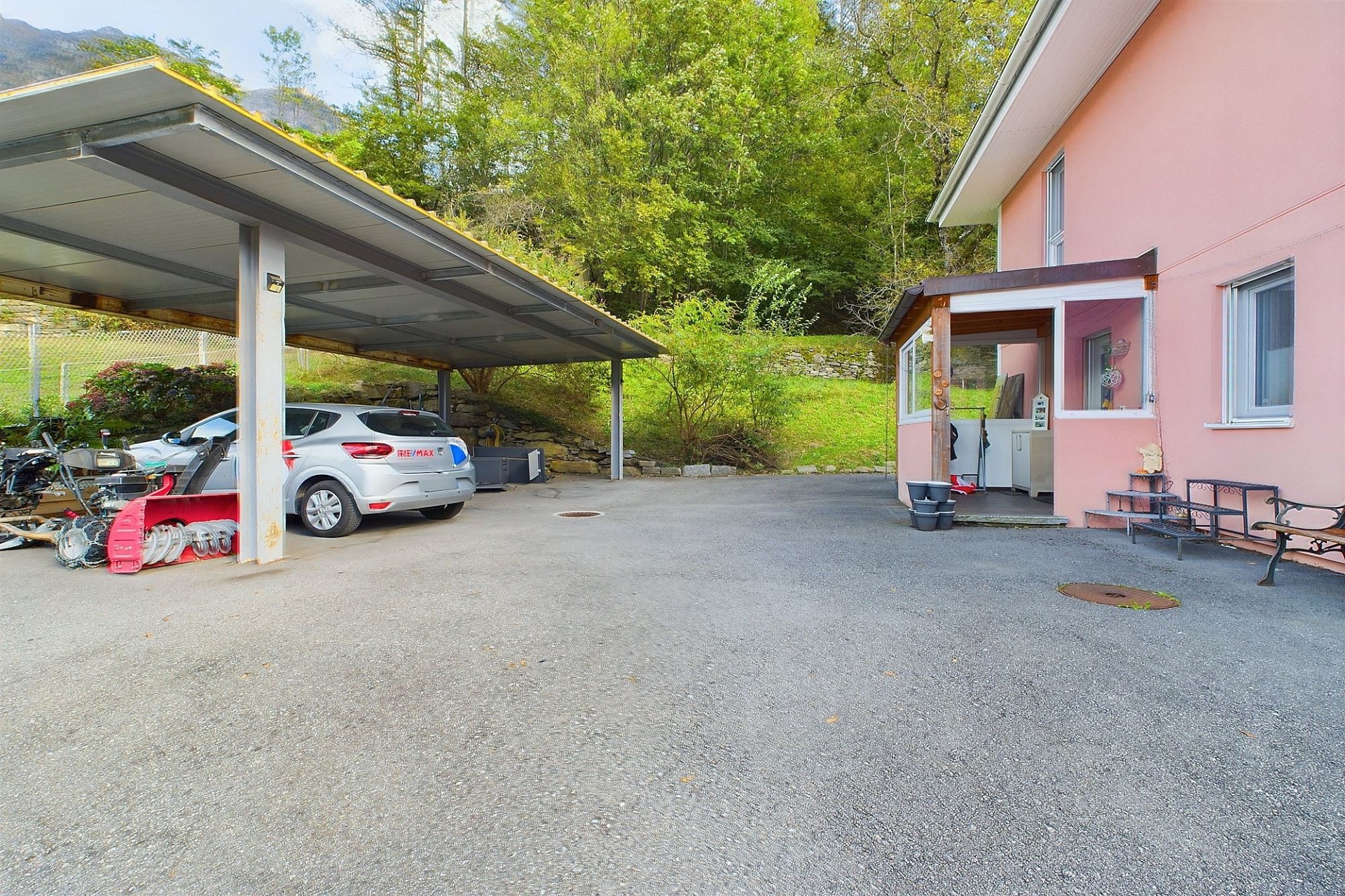 Außenbereich mit Carport und Hauszufahrt