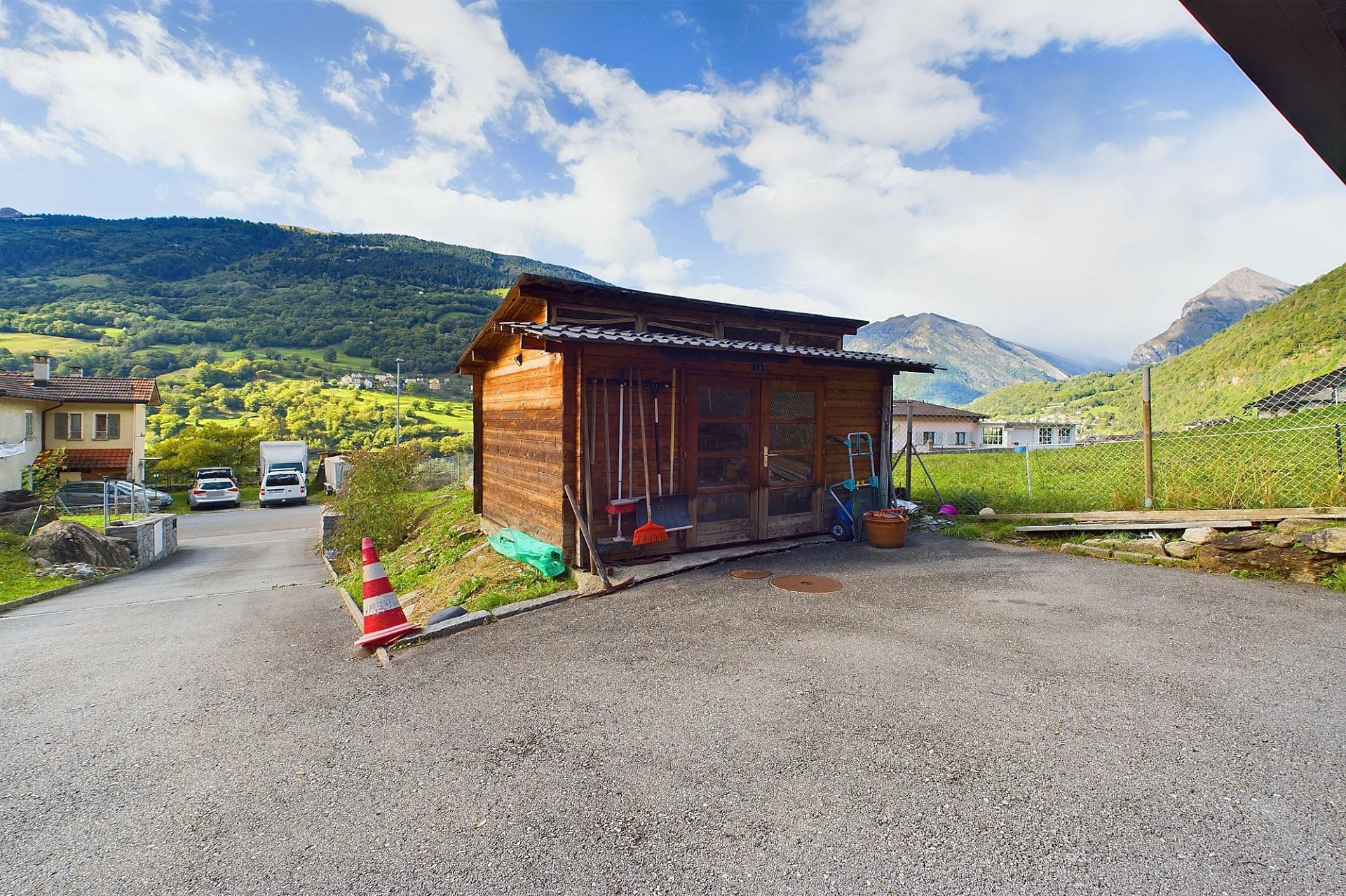 Holzhütte mit Bergblick