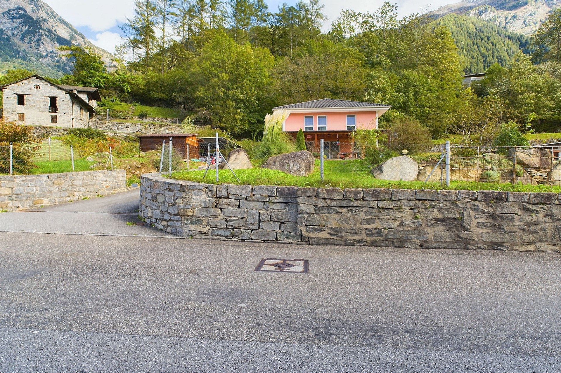 Berggrundstück mit Wohnhaus und Gartenanlage