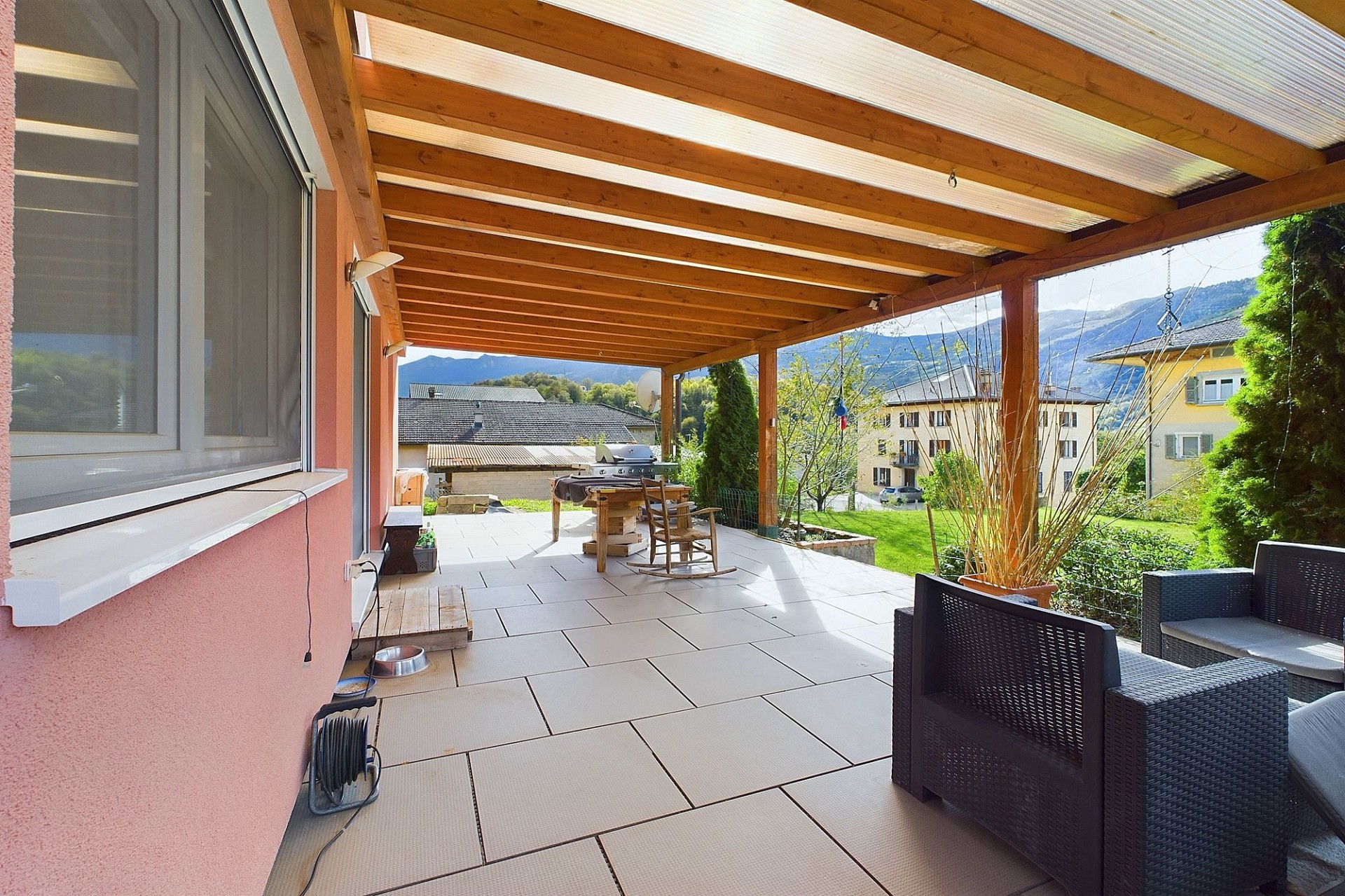 Überdachte Terrasse mit Bergblick