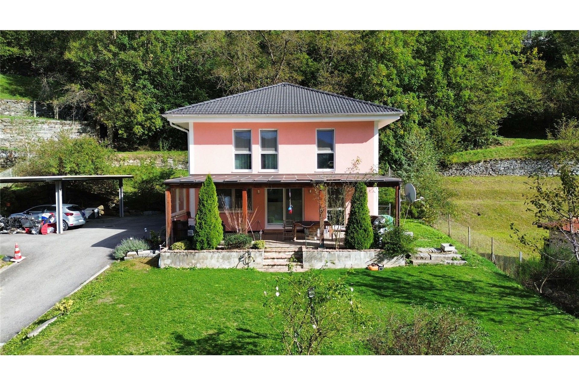 Einfamilienhaus mit Garten und Carport