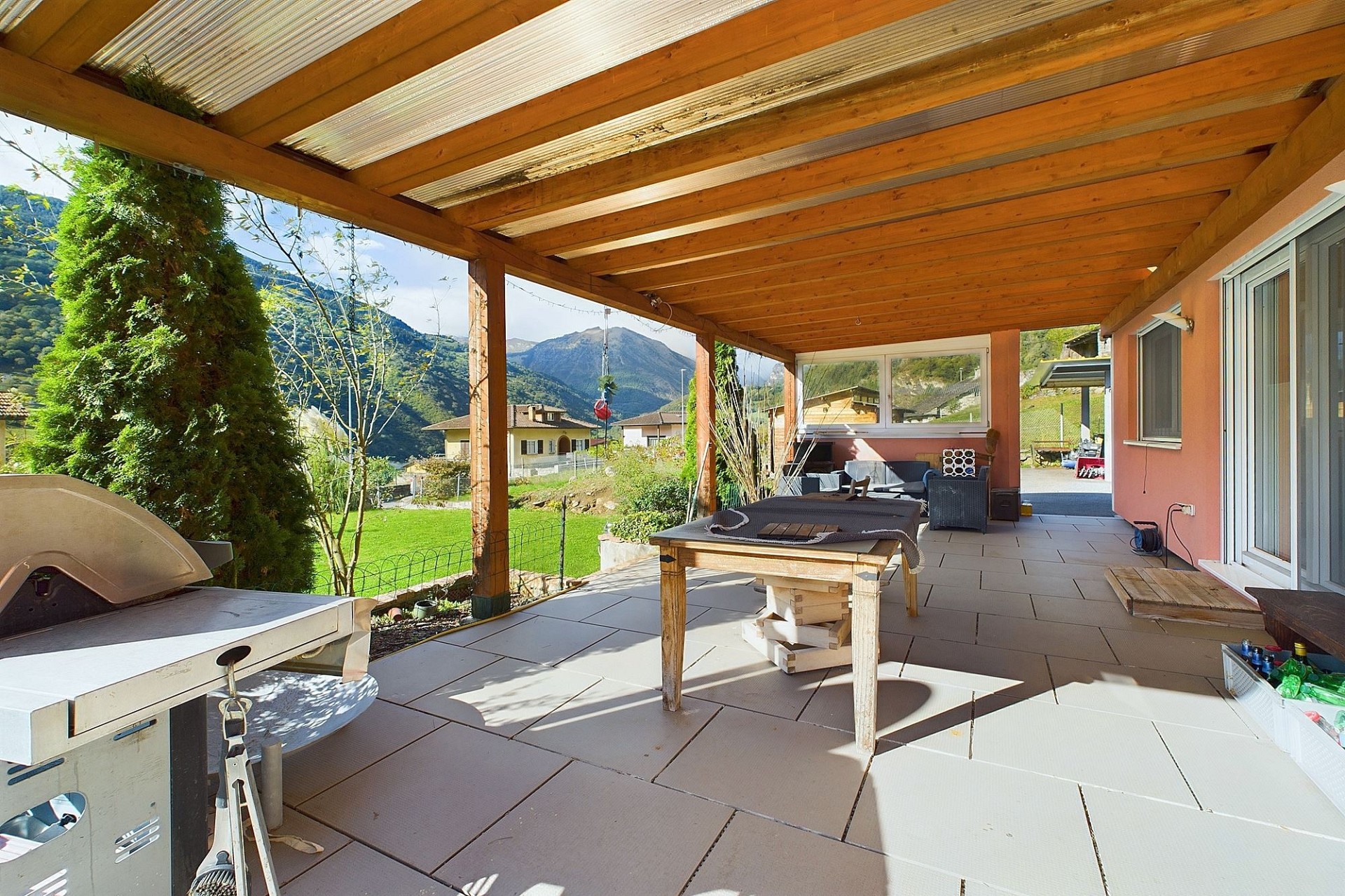 Überdachte Terrasse mit Bergblick