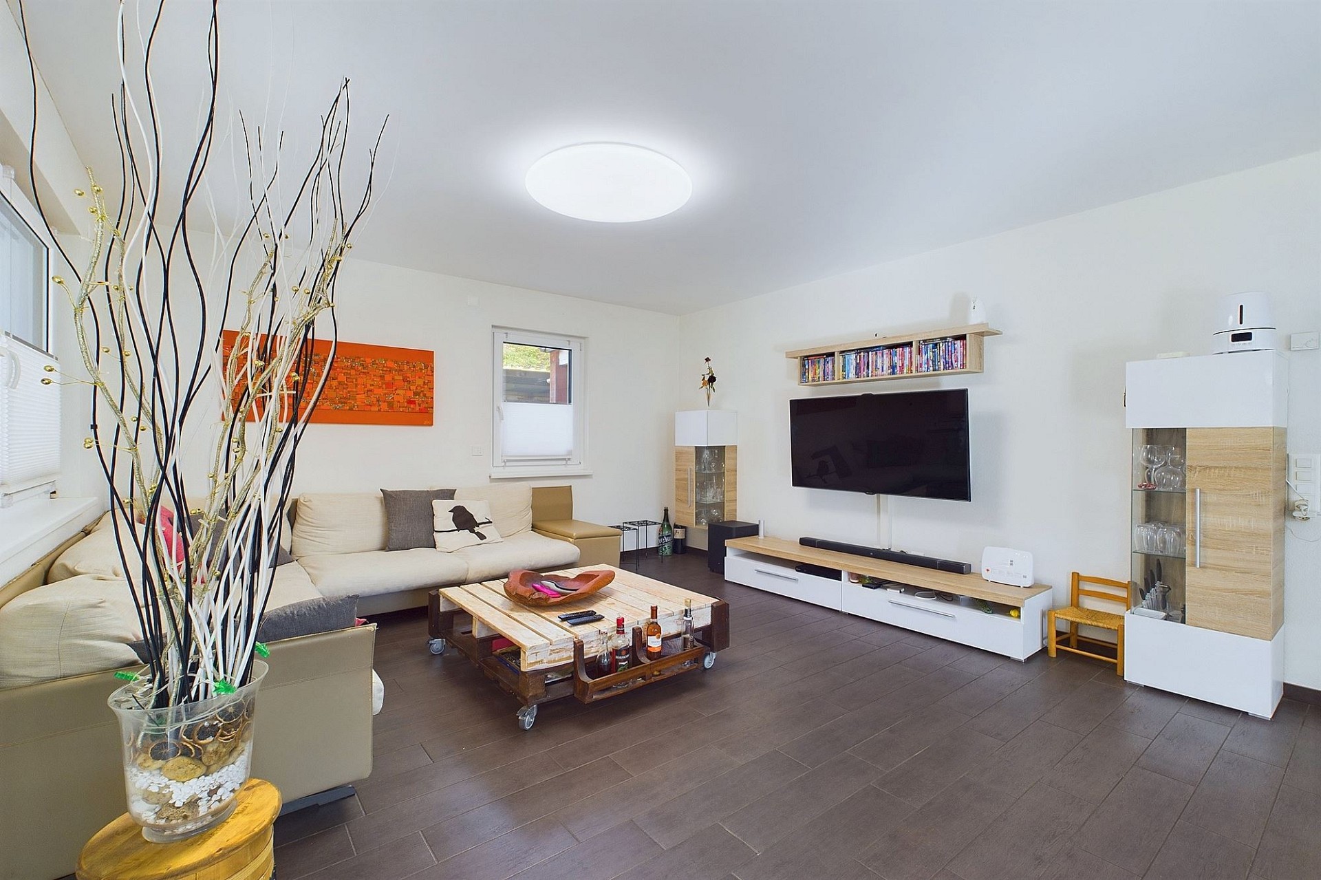Modernes Wohnzimmer mit TV-Wand