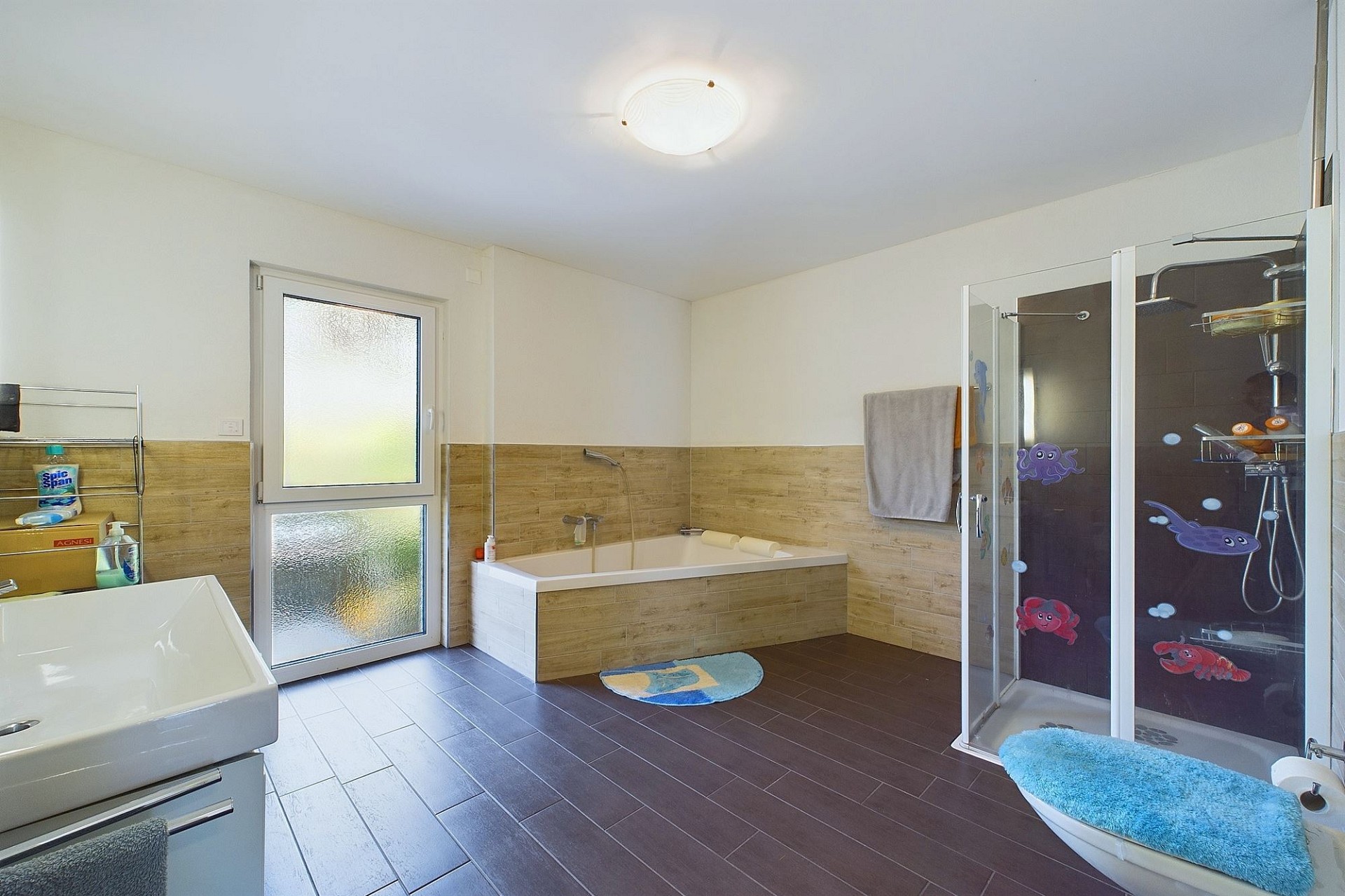 Modernes Badezimmer mit Badewanne und Dusche
