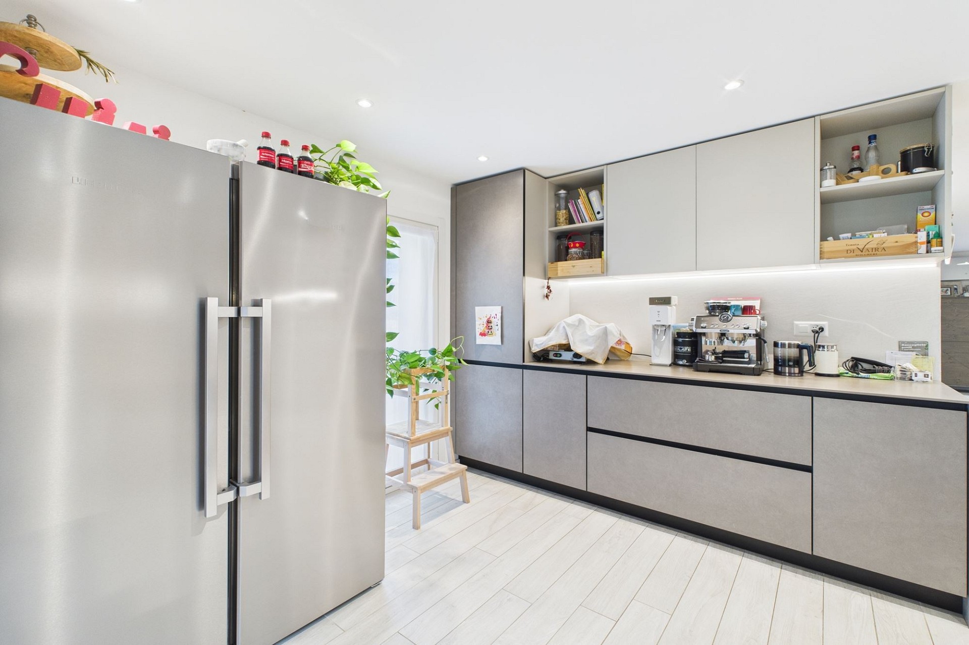 Moderne Küche mit Edelstahl-Kühlschrank
