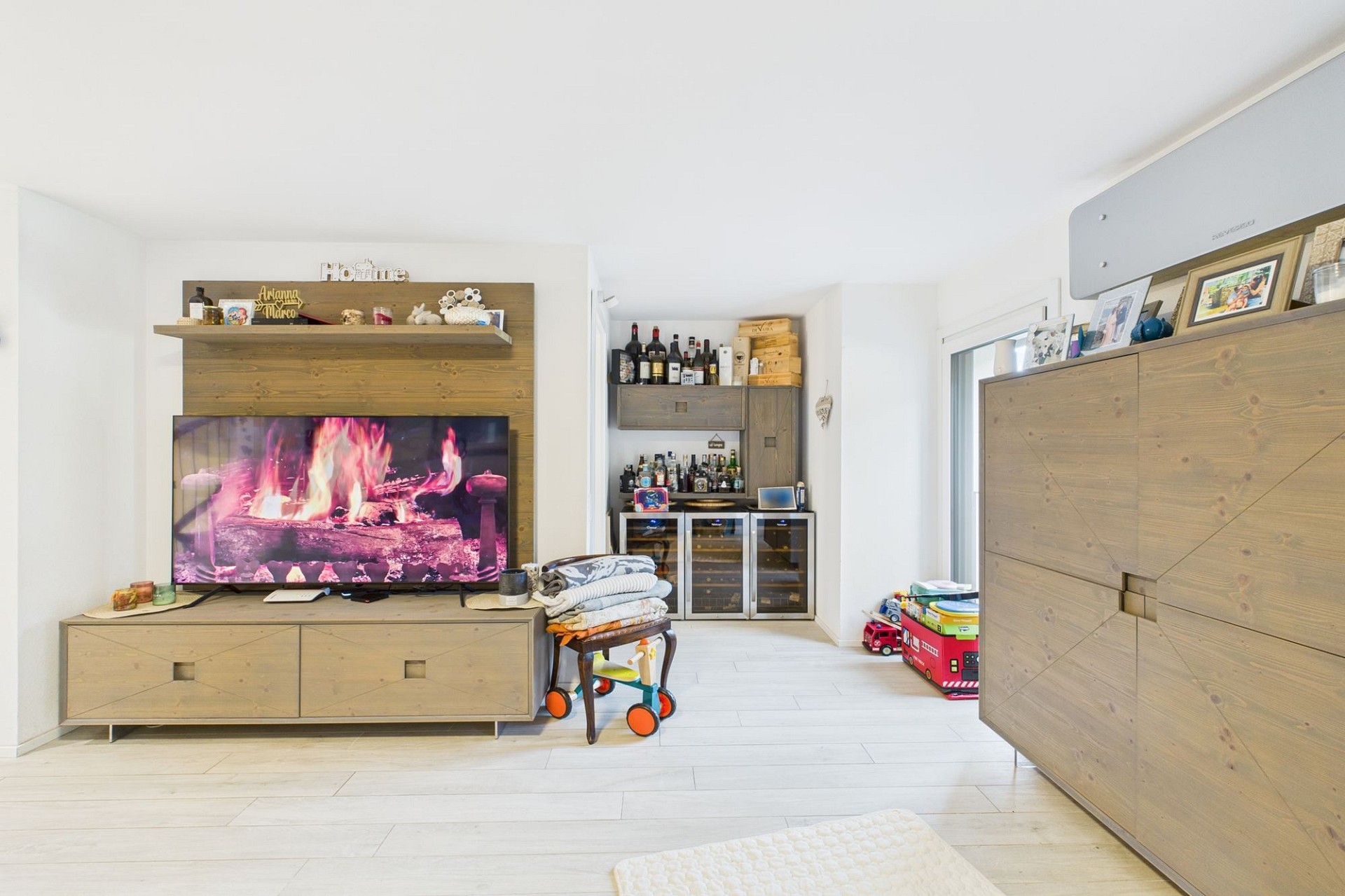 Gemütliches Wohnzimmer mit Holzmöbeln