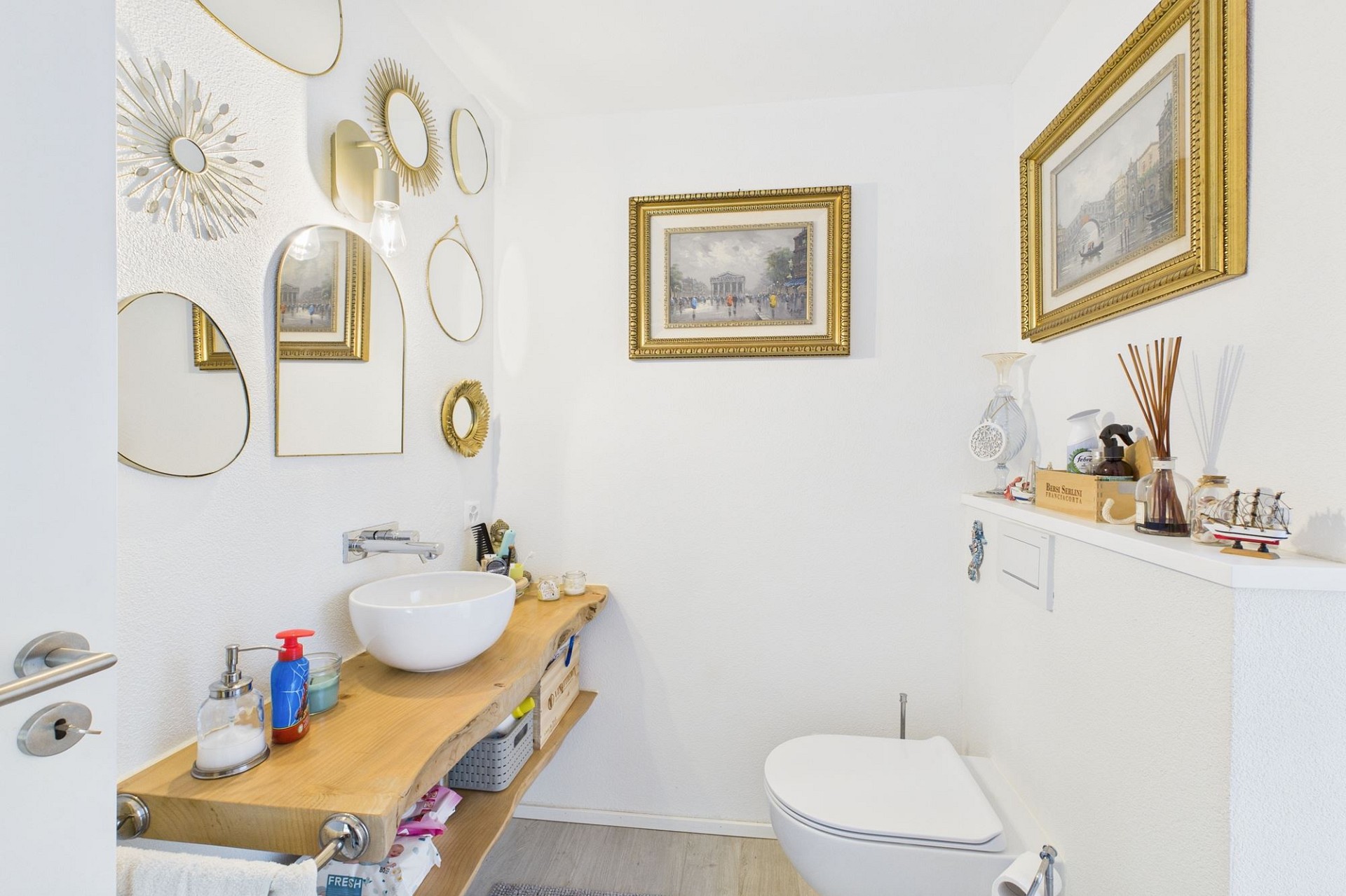 Gäste-WC mit dekorativer Wandgestaltung