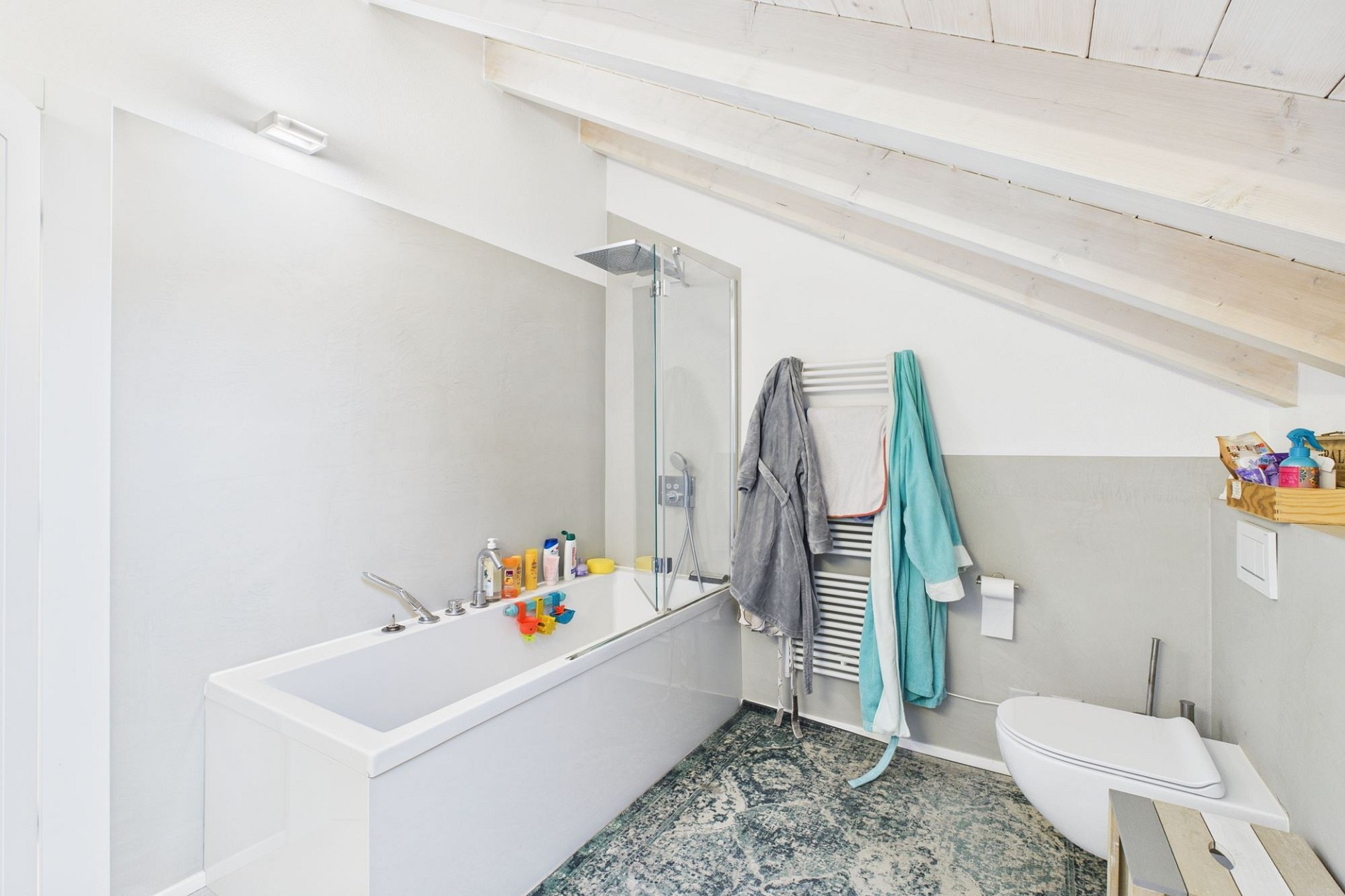 Dachgeschoss-Badezimmer mit Wanne und WC