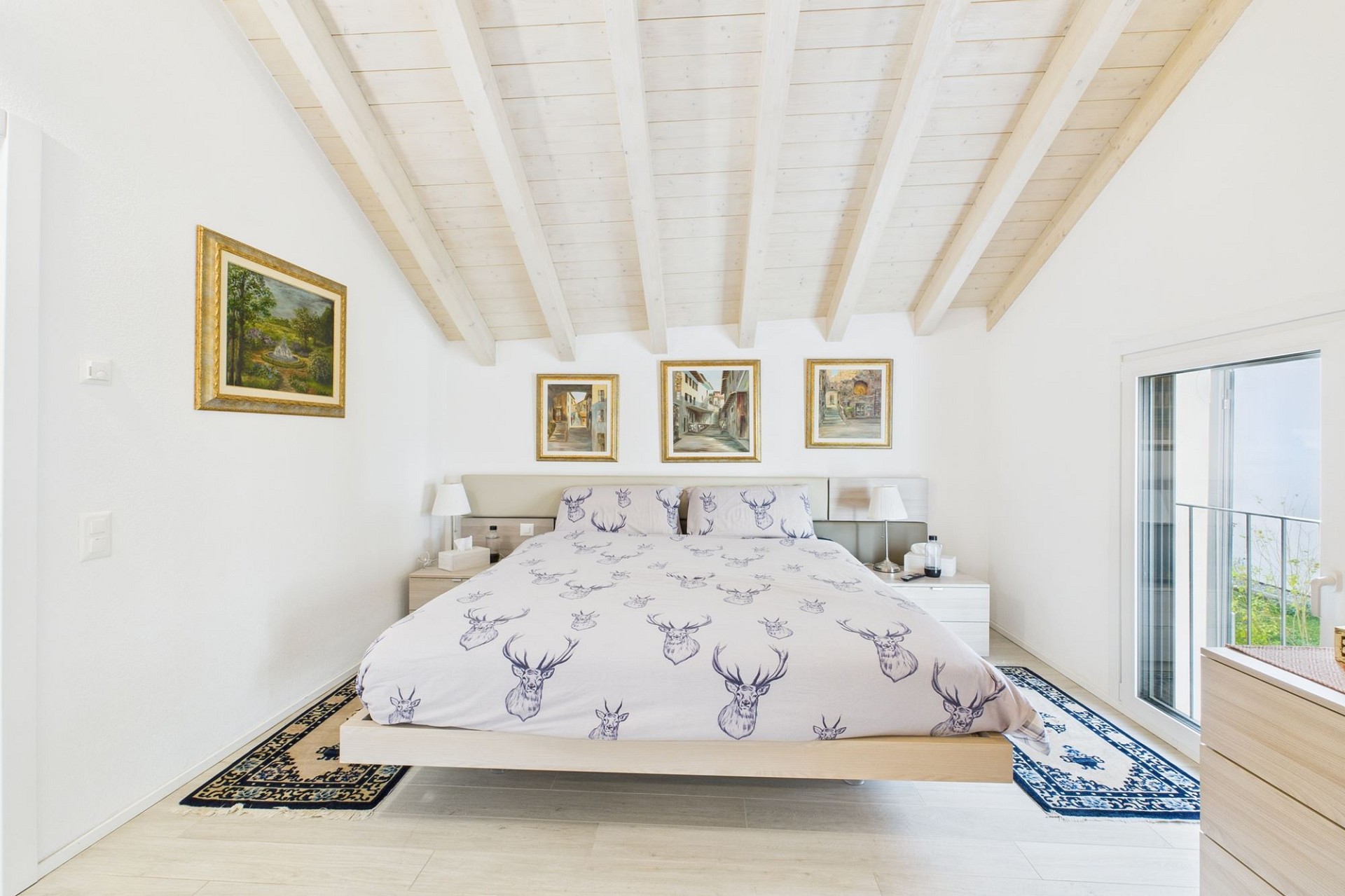 Helles Schlafzimmer mit Dachschräge