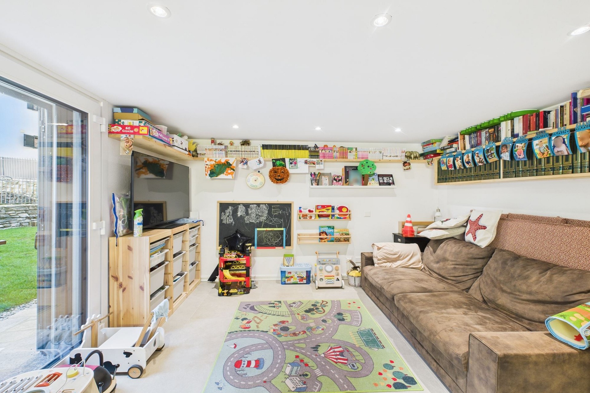 Kinderzimmer mit Spiel- und Leseecke