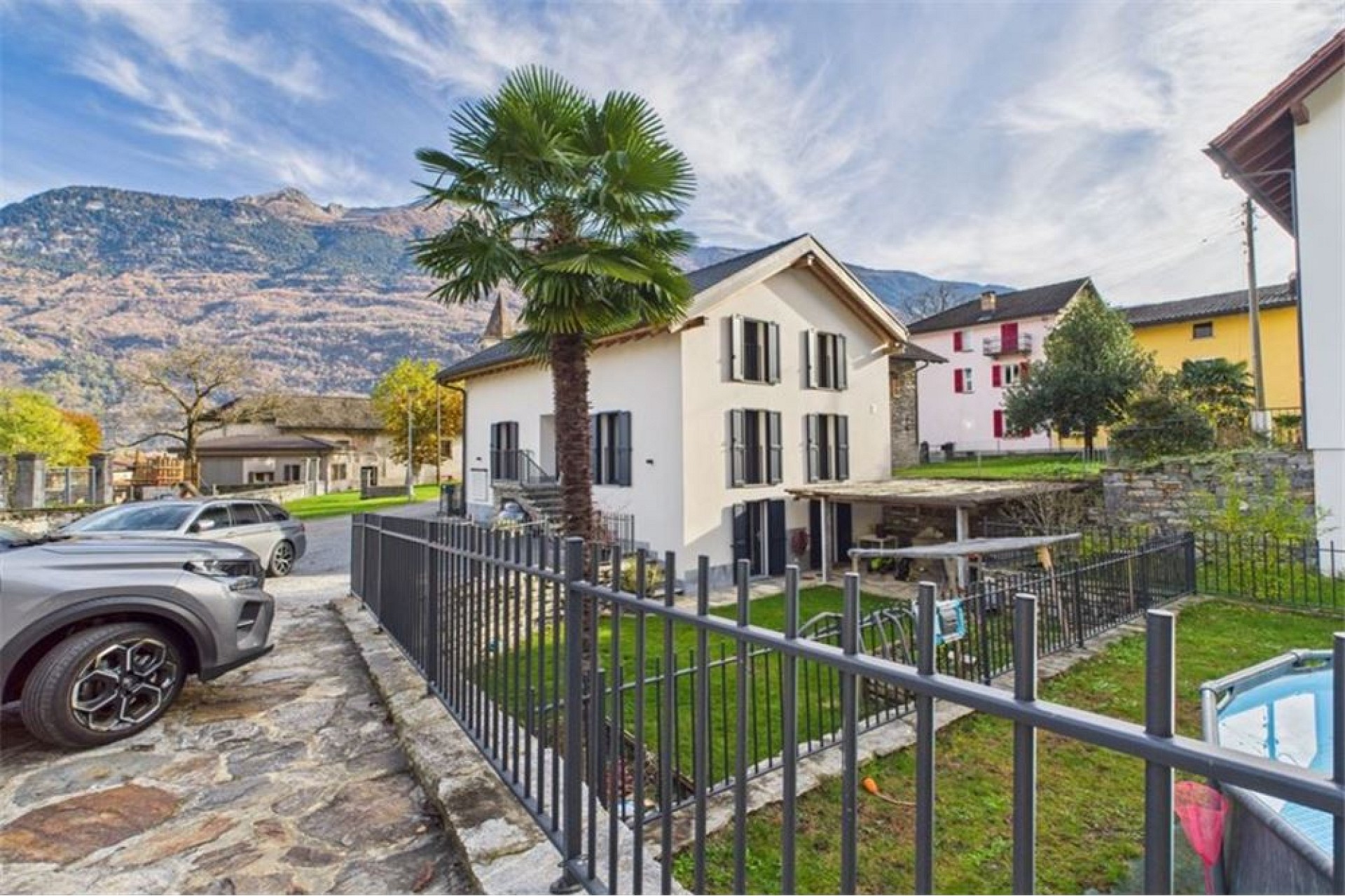 Außenansicht eines Hauses mit Bergkulisse