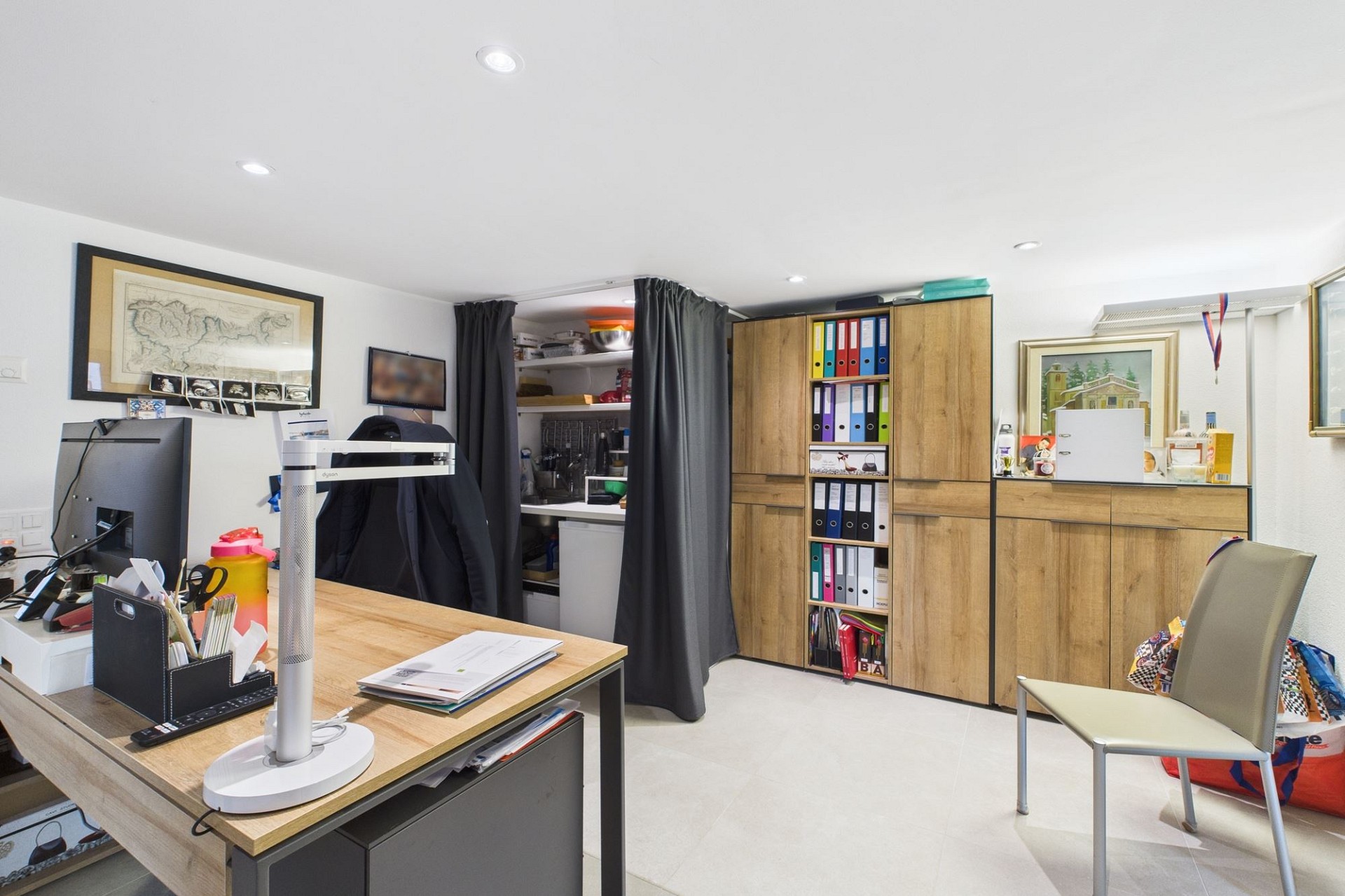 Büro- bzw. Arbeitszimmer mit Stauraum
