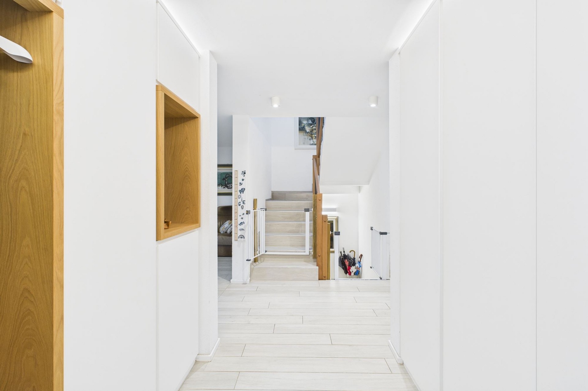 Heller Flur mit Treppe