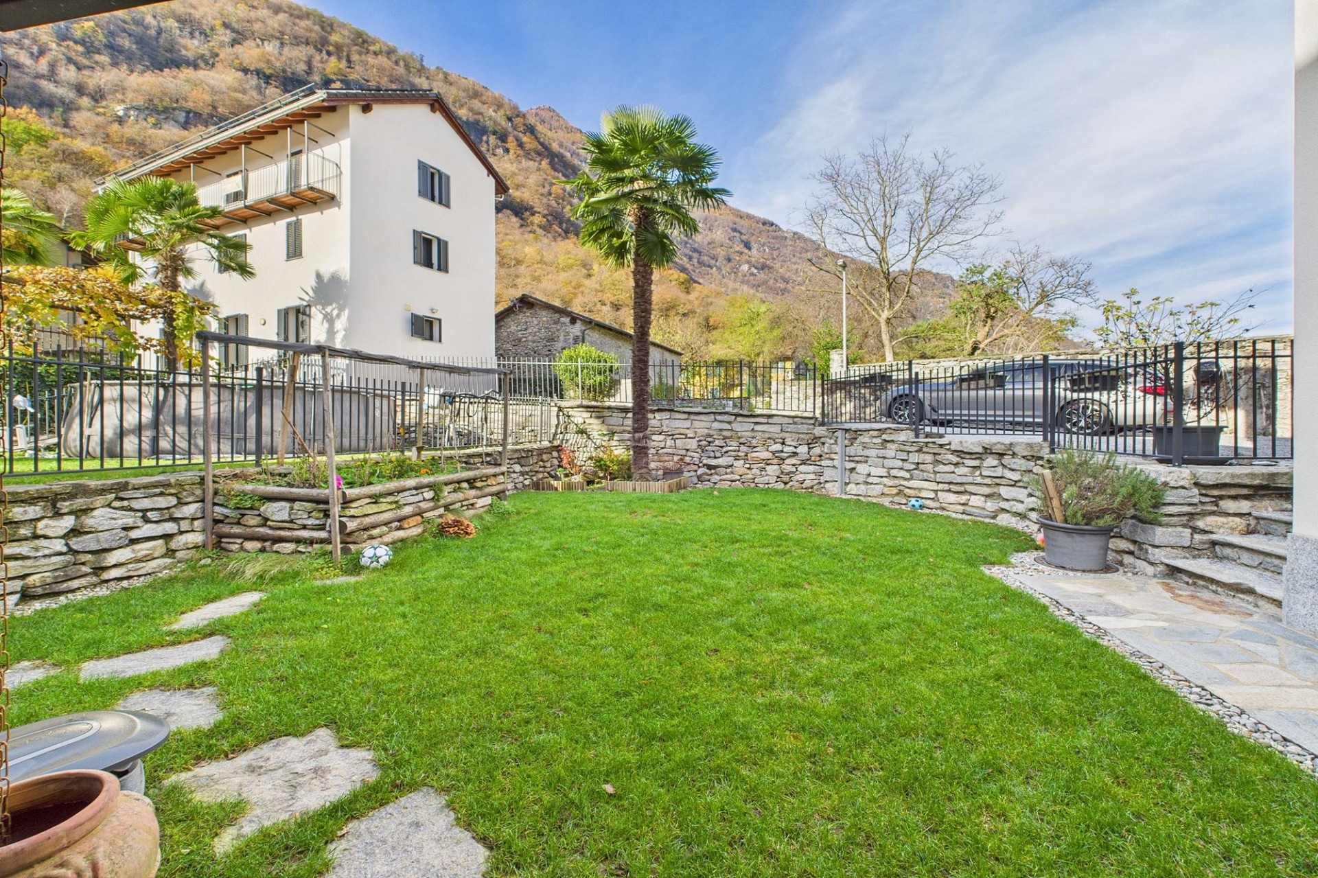 Garten mit Haus und Bergkulisse