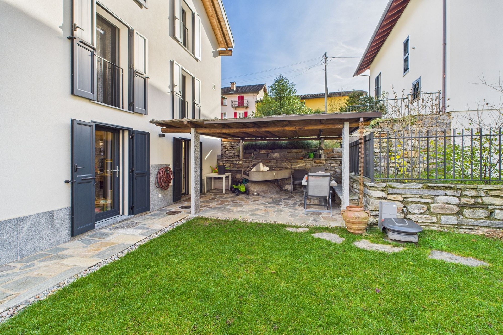 Gepflegter Garten mit überdachter Terrasse