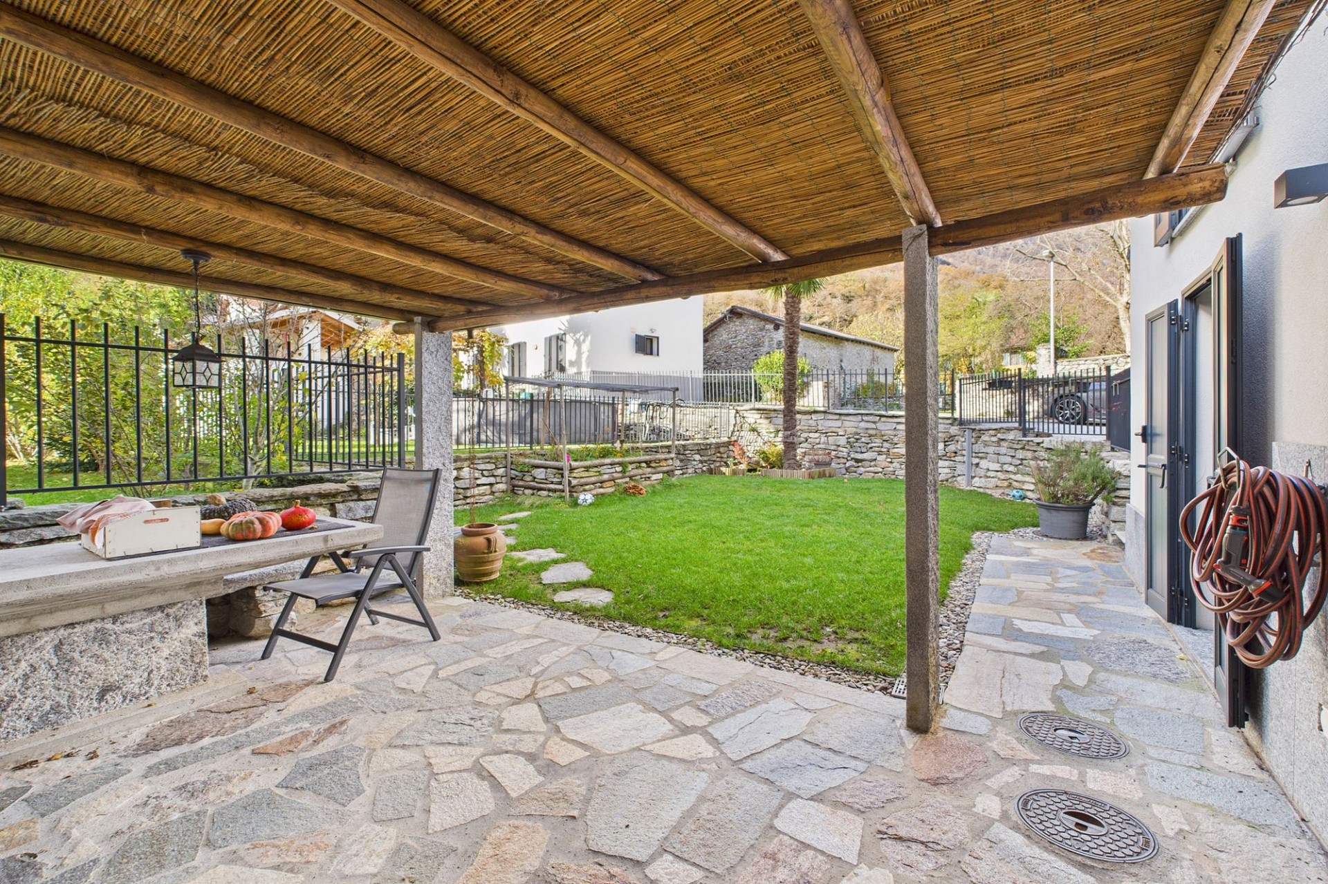 Überdachte Terrasse mit Gartenblick