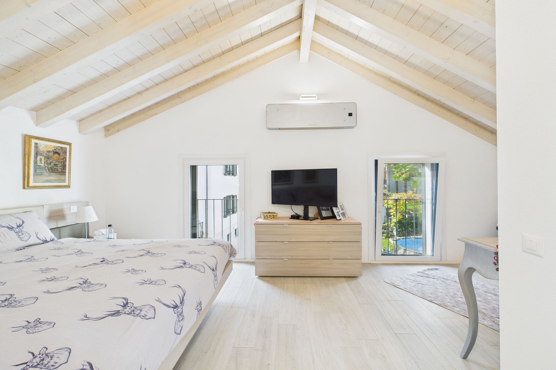 Helles Schlafzimmer mit Satteldach und Blick ins Grüne
