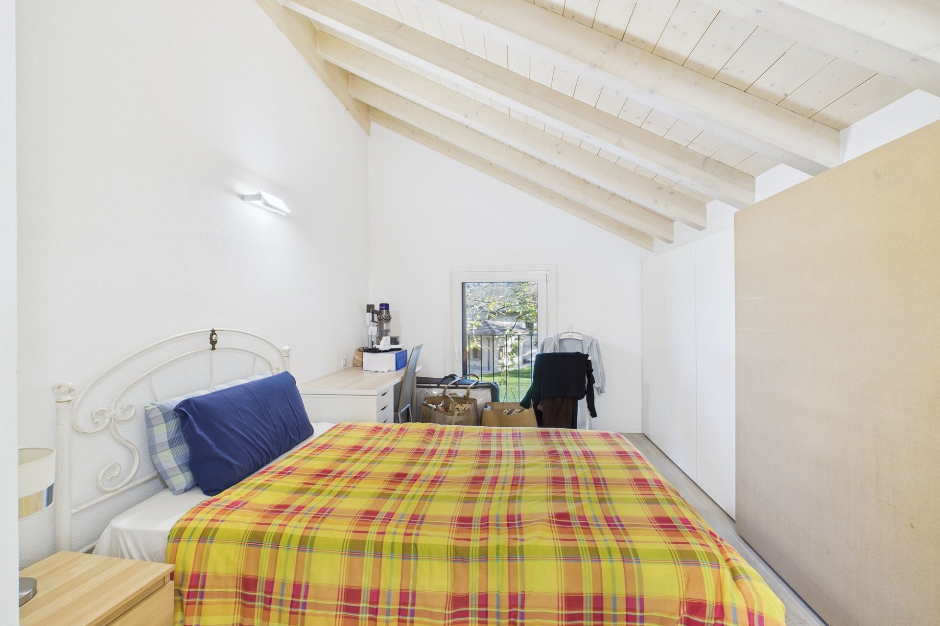 Helles Schlafzimmer mit Dachschräge