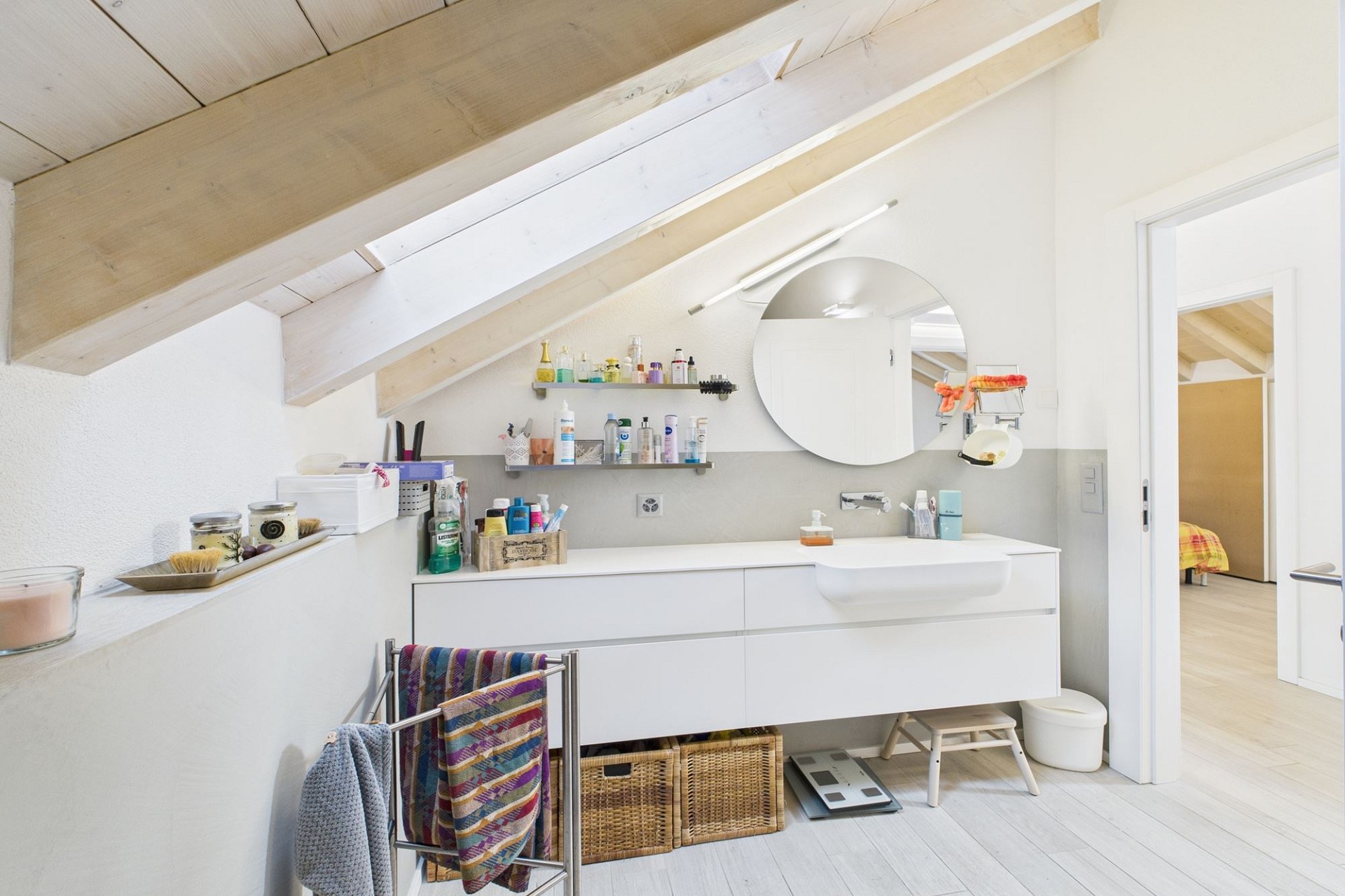 Helles Badezimmer mit Dachschräge