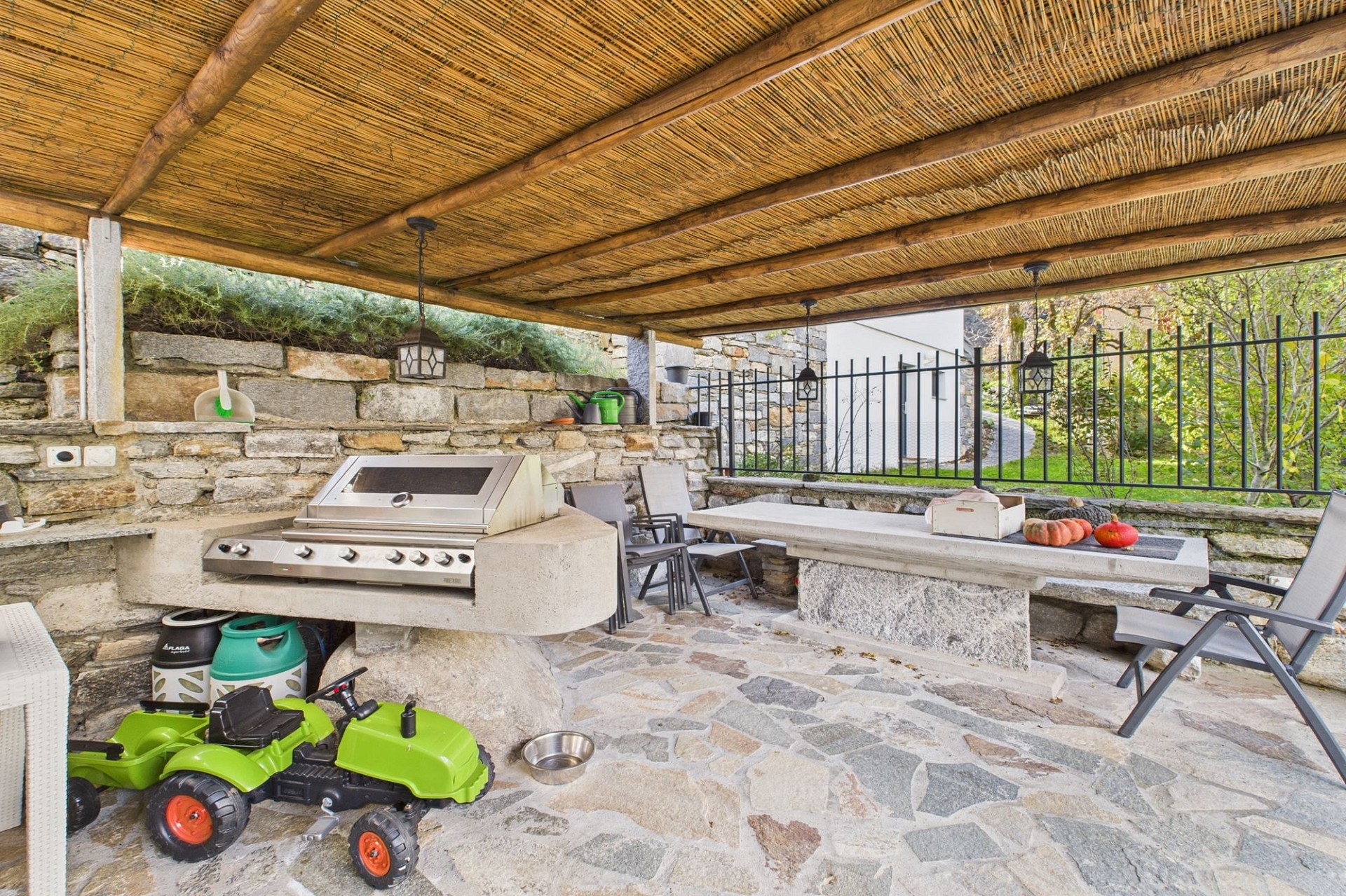 Überdachte Außenküche mit Grillplatz