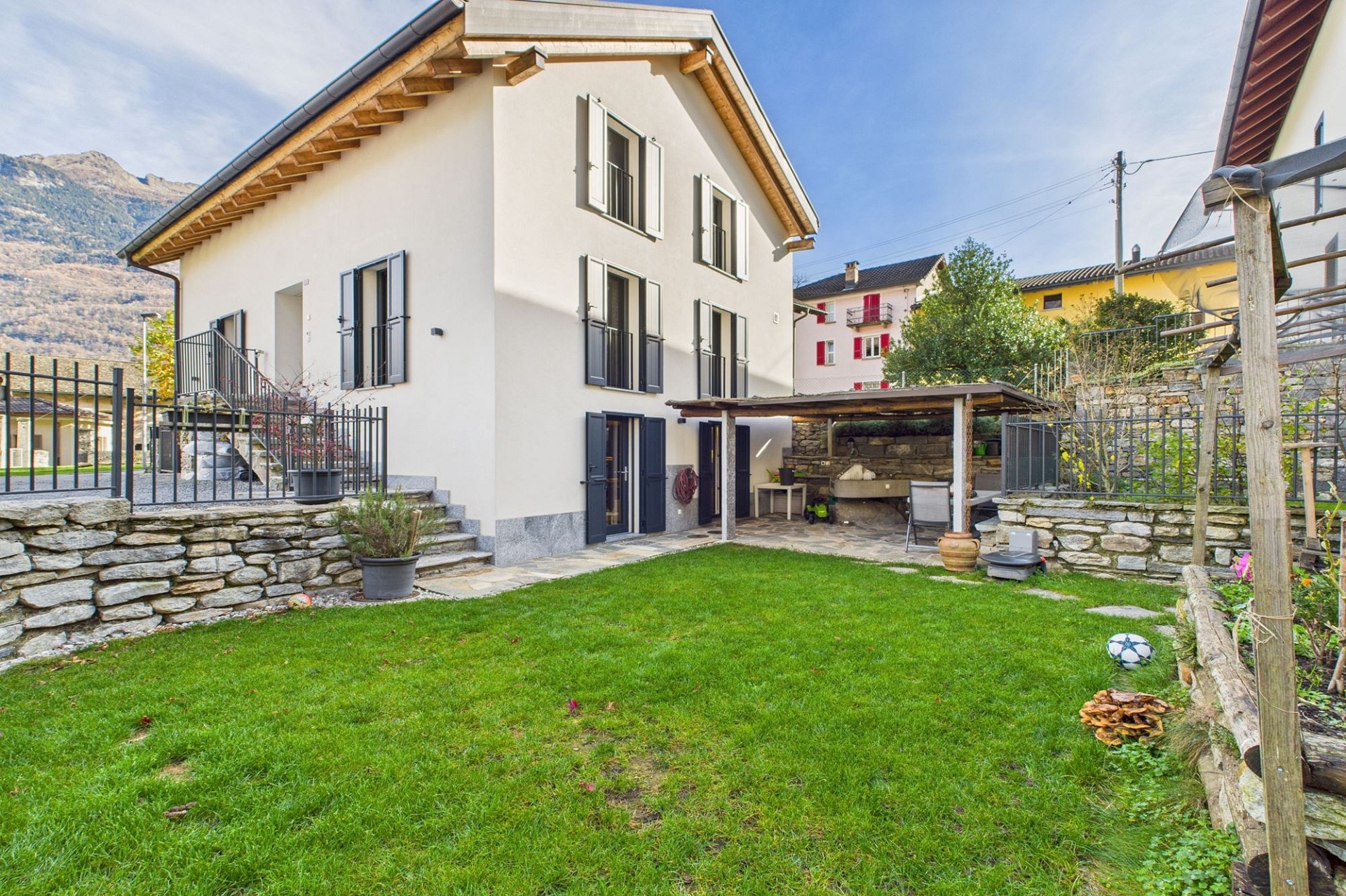 Helles Einfamilienhaus mit Garten und Terrasse