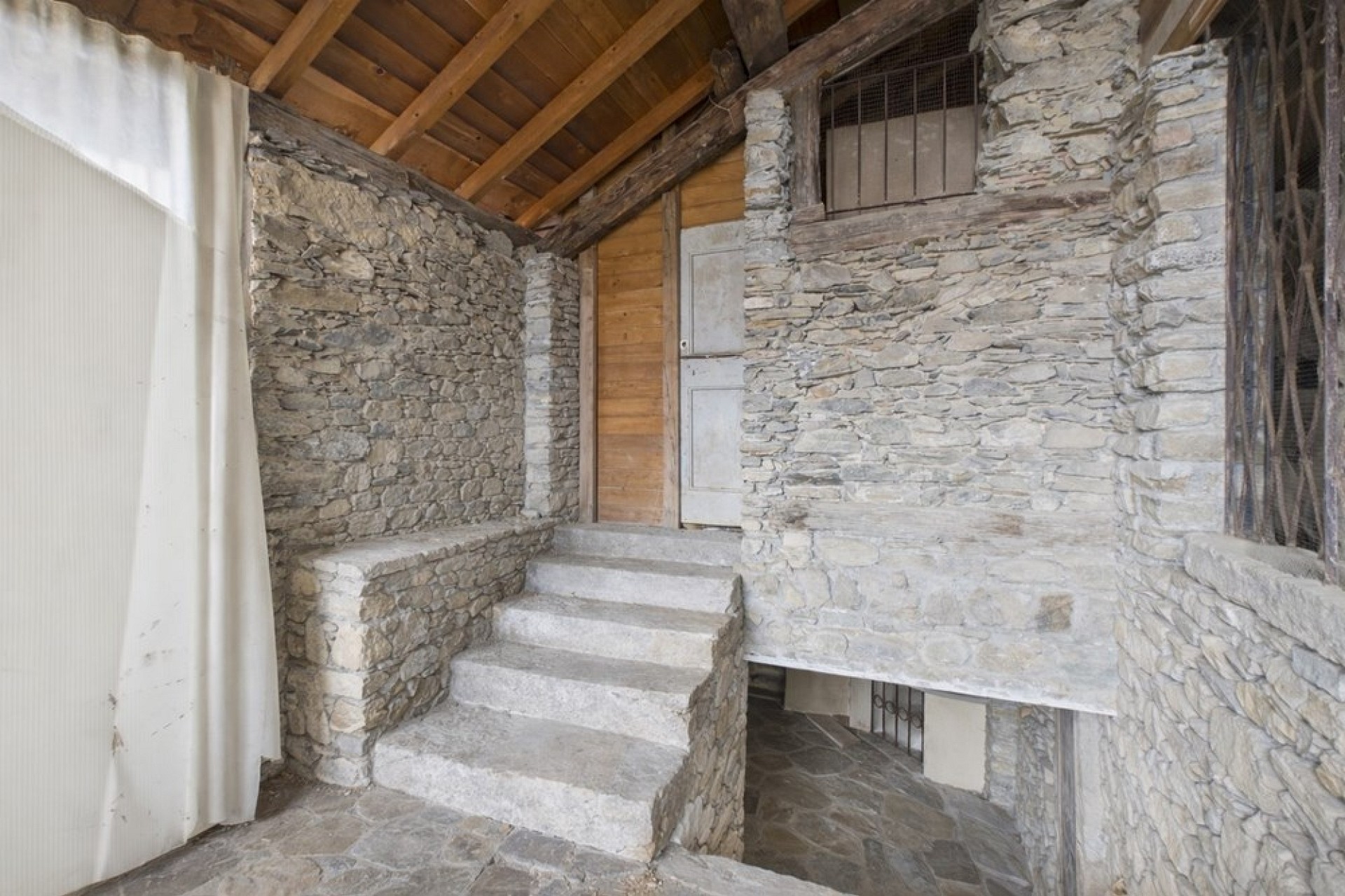 Rustikaler Steineingang mit Treppe