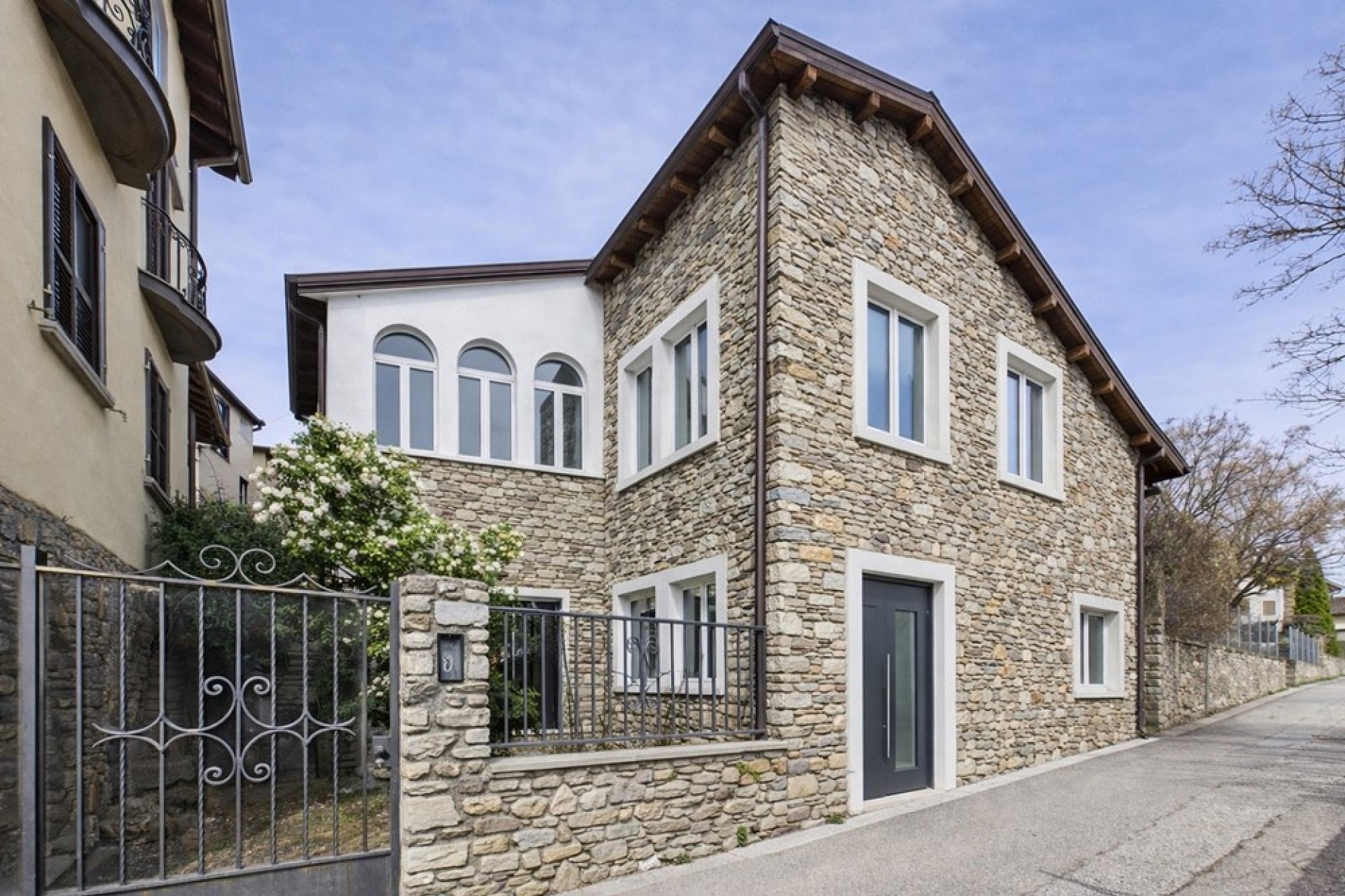 Steinverkleidetes Wohnhaus an der Straße