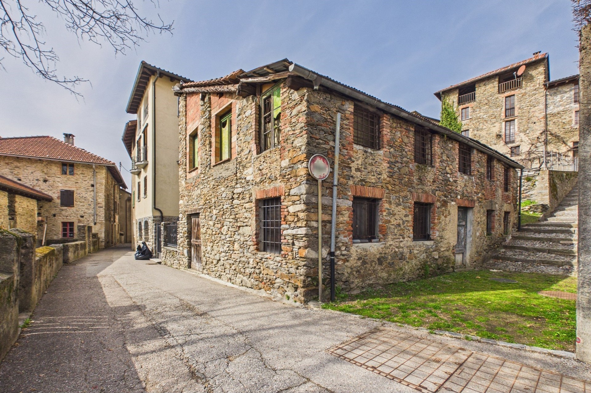 Historisches Steinhaus in enger Gasse