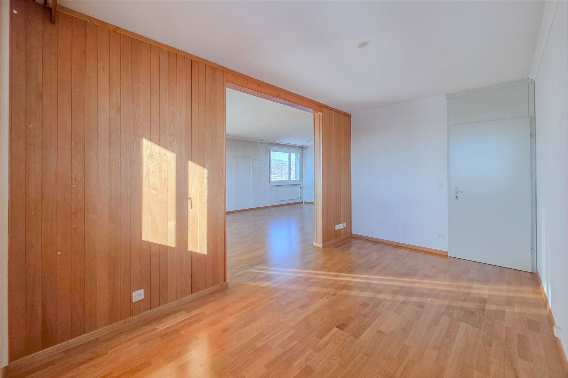 Heller leerer Wohnraum mit Holzverkleidung
