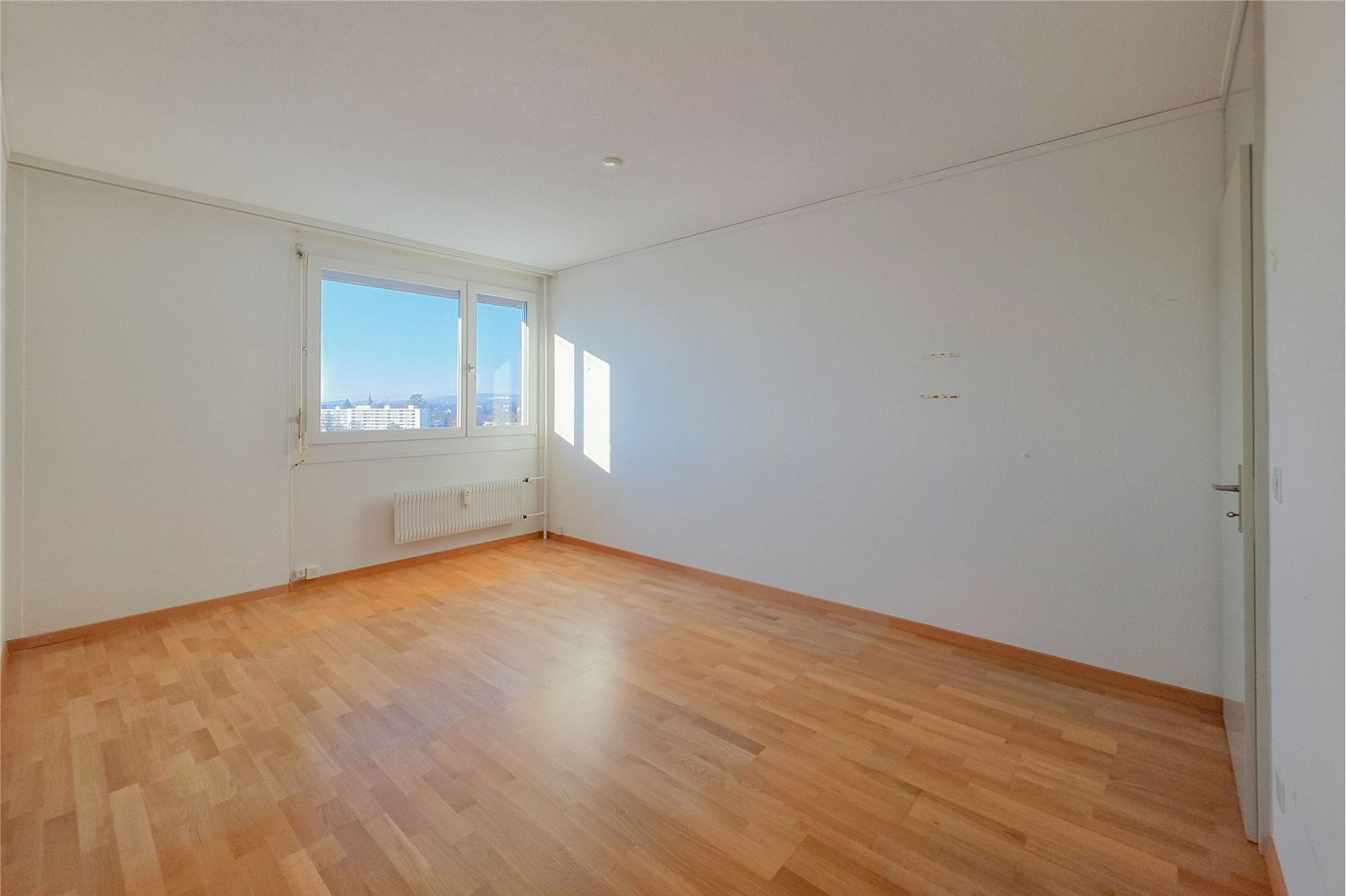 Leeres Zimmer mit Fensterblick