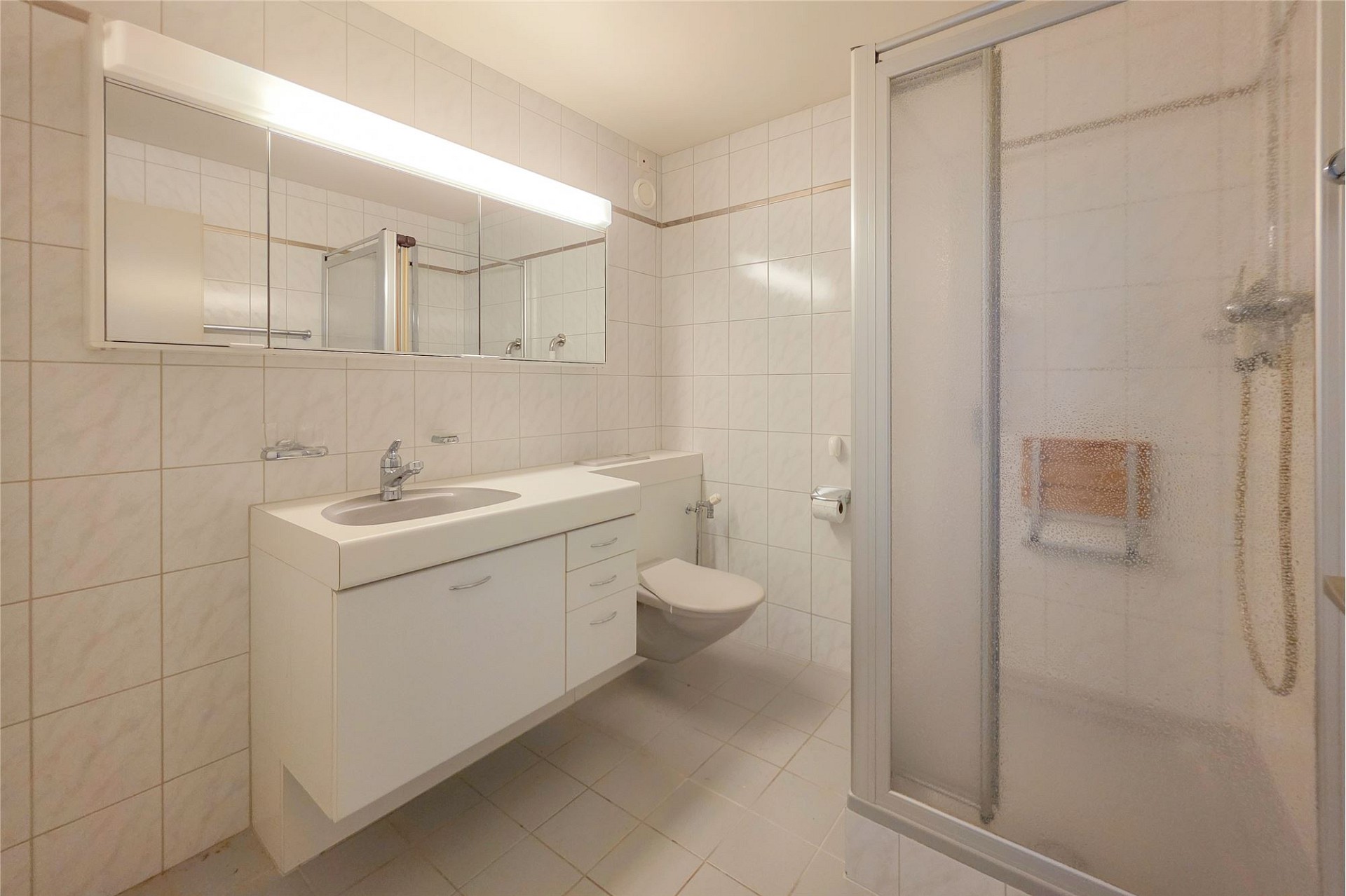 Helles Badezimmer mit Dusche und Waschplatz