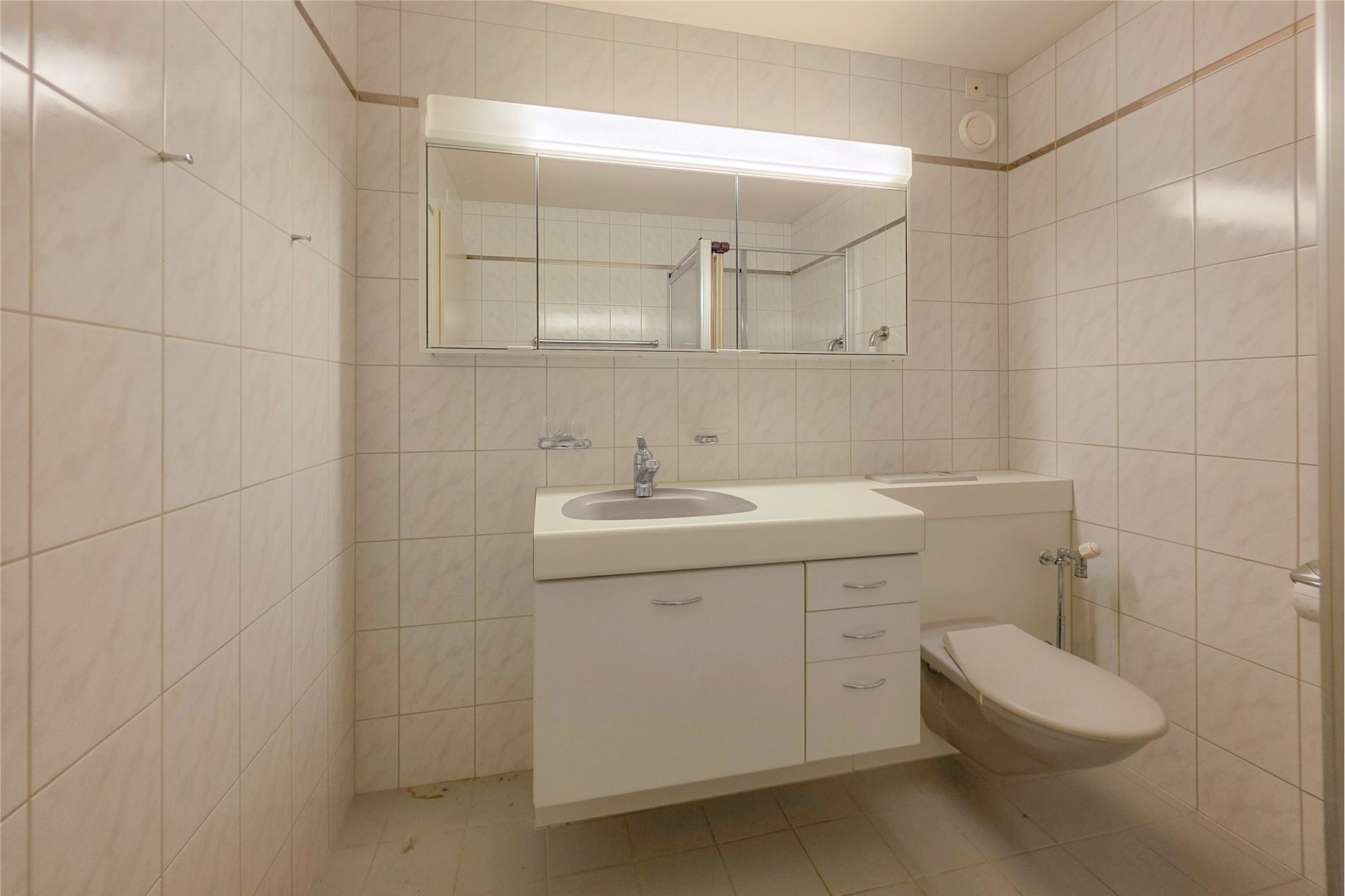 Badezimmer mit Waschtisch und WC