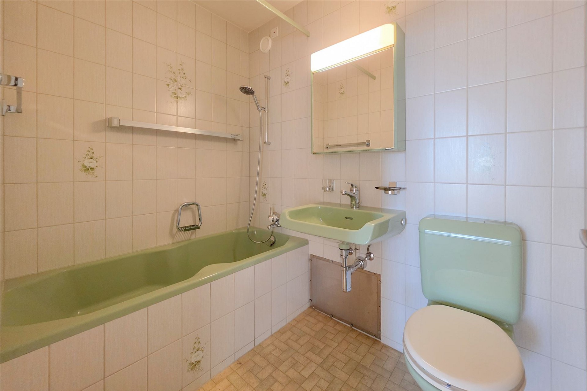 Retro-Badezimmer mit Mintgrün-Ausstattung