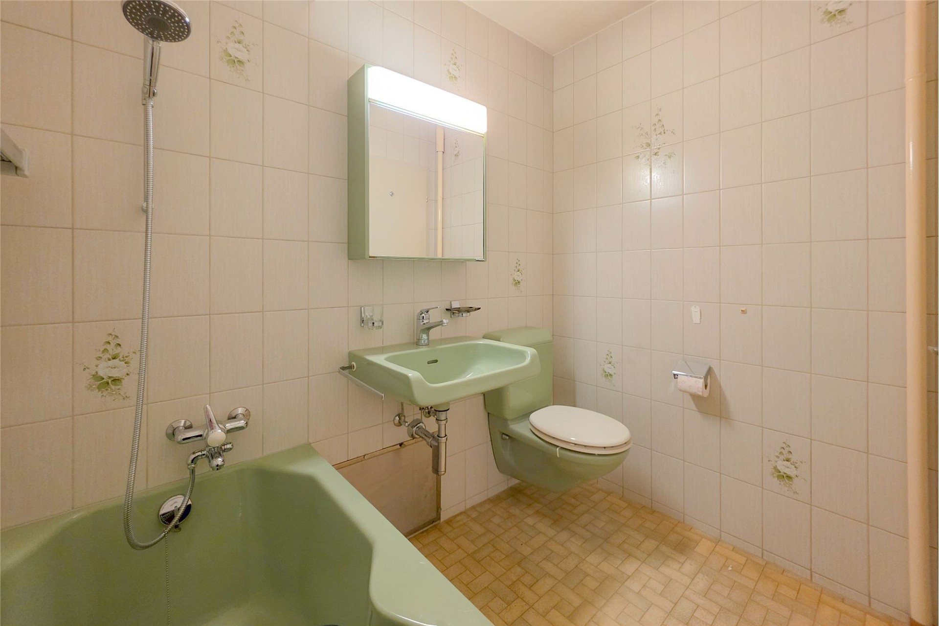 Badezimmer mit Wanne, Waschbecken und WC