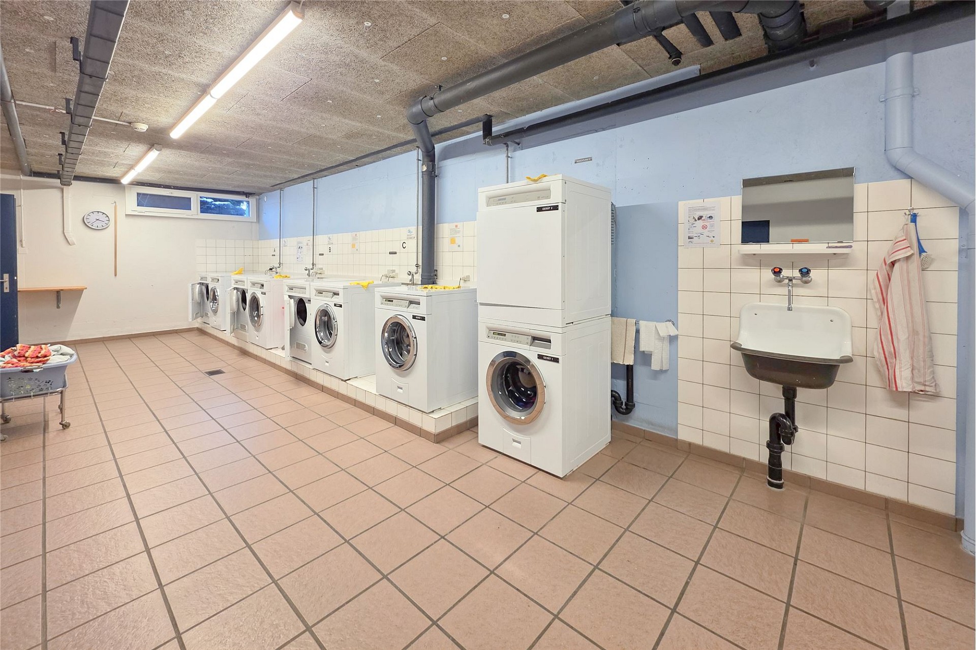 Waschkeller mit Waschmaschinen und Waschbecken