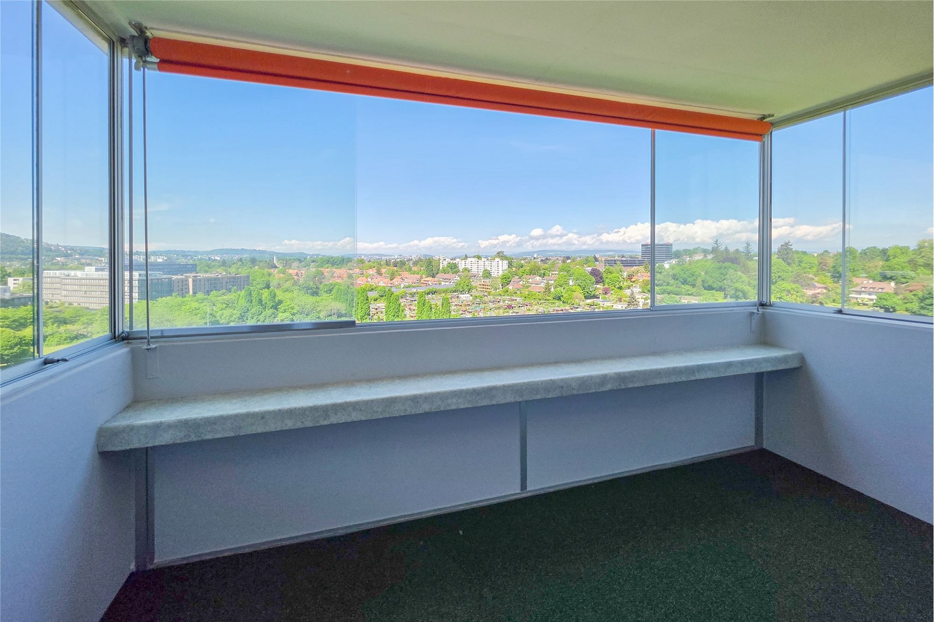 Verglaster Balkon mit Stadtblick