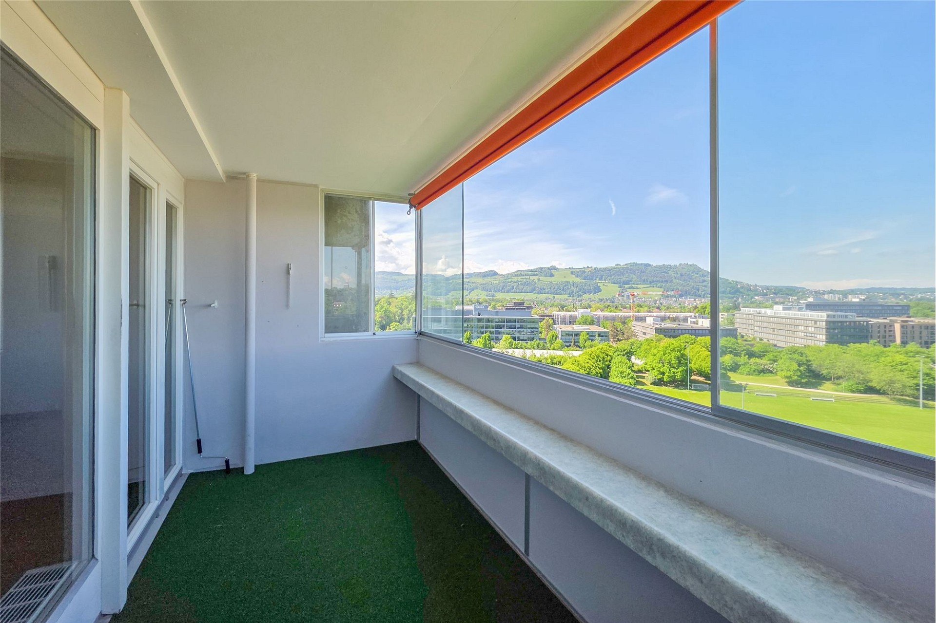 Verglaster Balkon mit Panoramablick