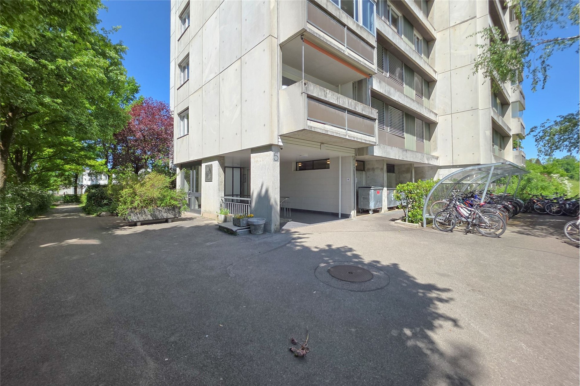 Wohnhaus mit Fahrradunterstand